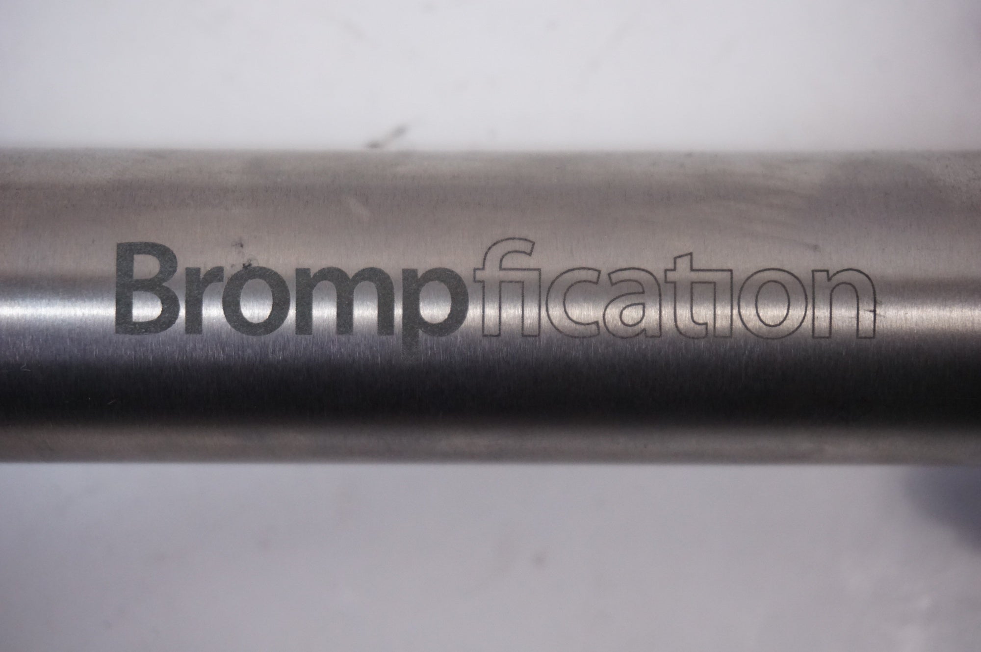 BROMPFICATION 「ブロンフィケーション」 TITANIUM φ31.8 520mm シートポスト / 世田谷店