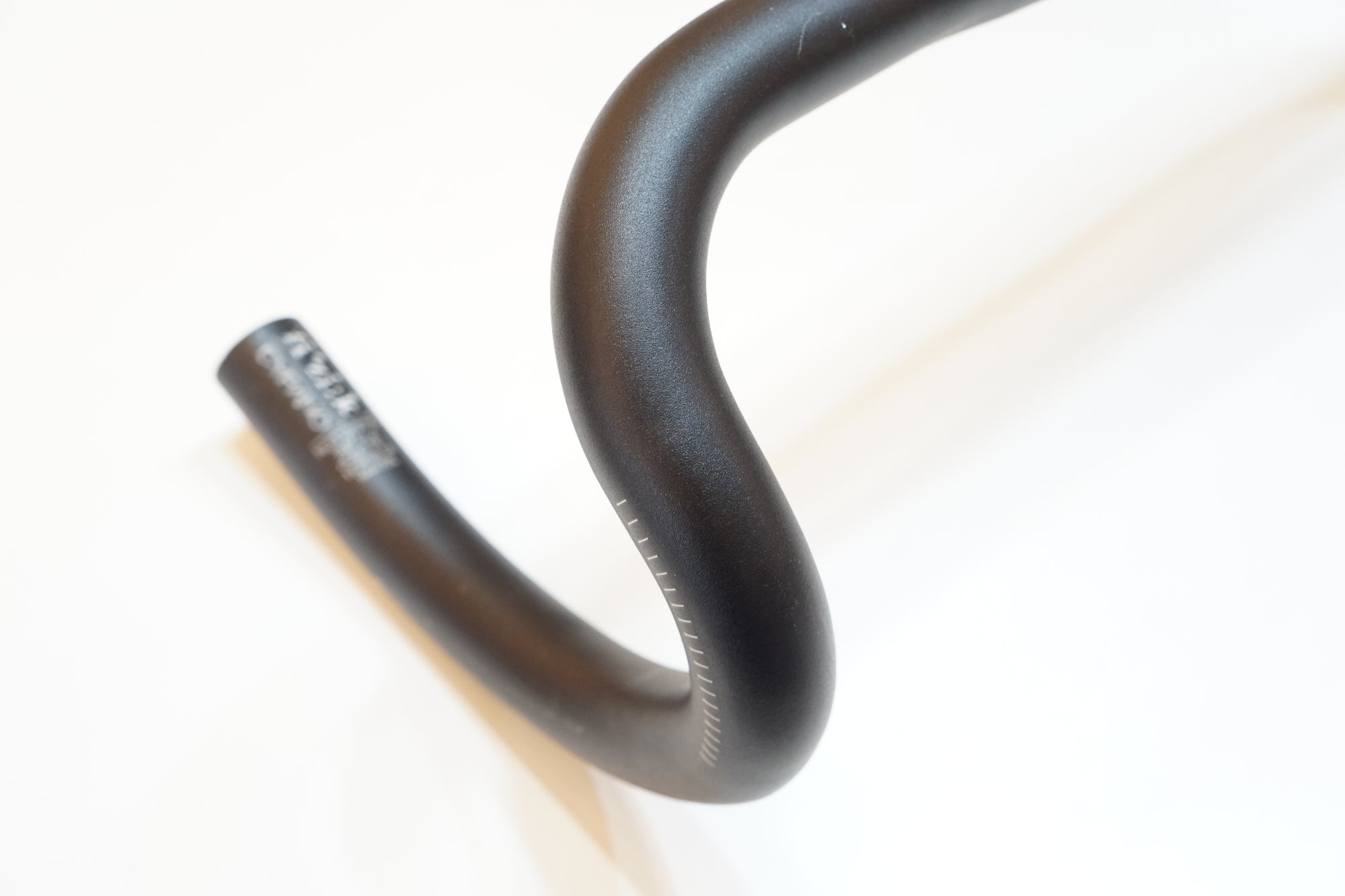 FIZIK 「フィジーク」 CYRANO R3 φ31.8 390mm ハンドル / バイチャリ浦和ベース