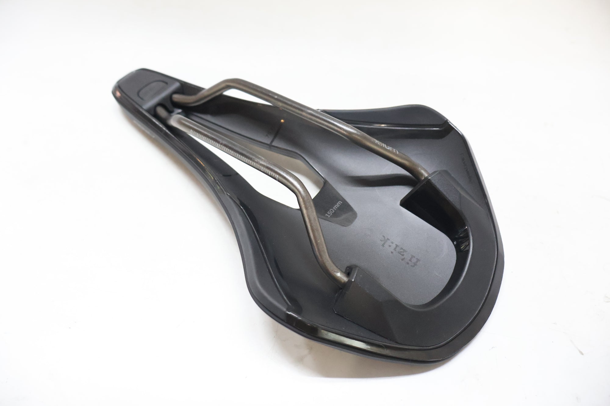 FIZIK 「フィジーク」 ARGO VENTO KIUMレール サドル / 高知店