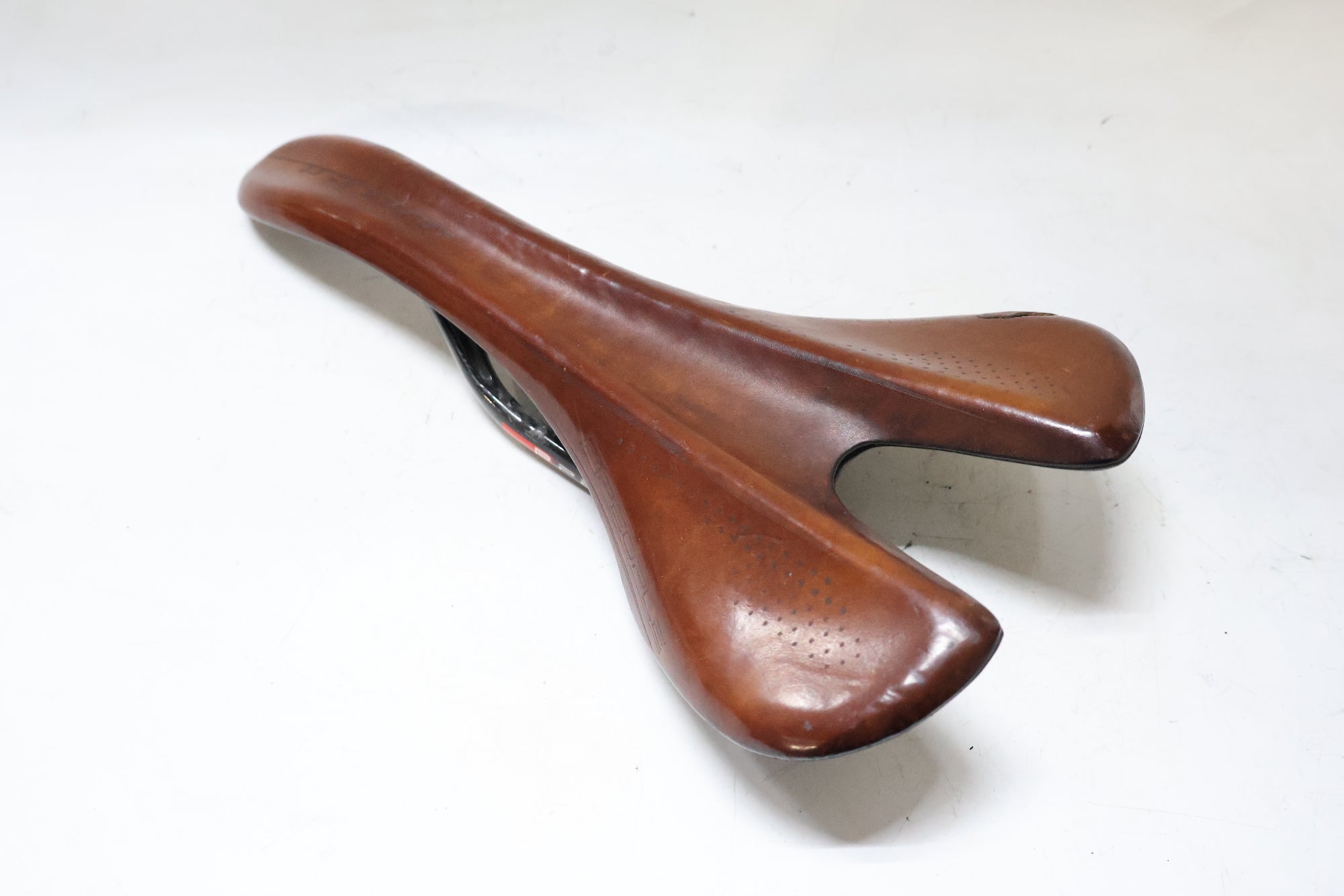 B-PEOPLE 「ビーピーポー」 UNICA カーボンサドル / 高知店