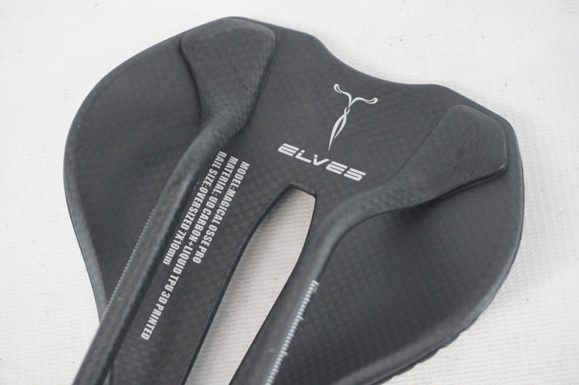 ELVES 「エルヴス」 MAGIC OSSE PRO 3D サドル / 阪急塚口店