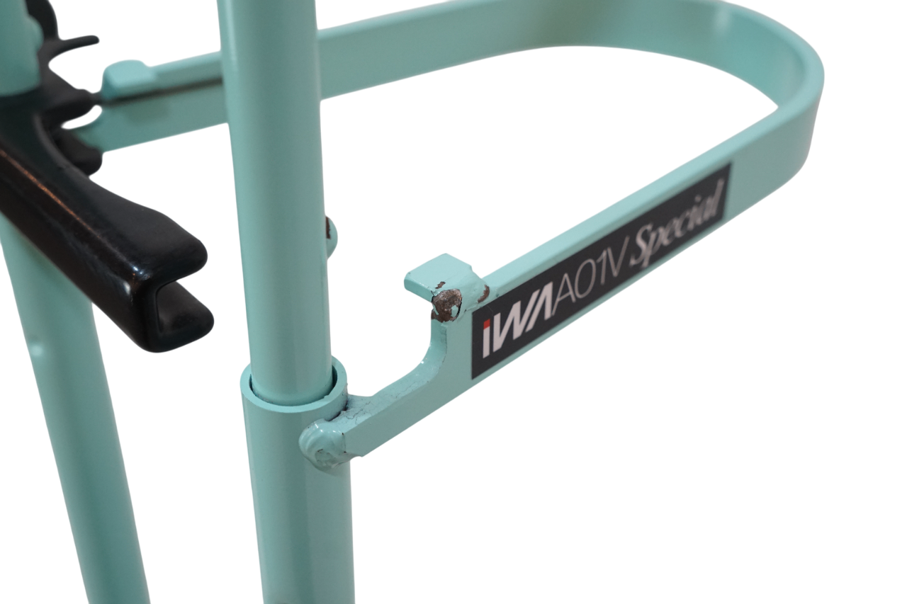 IWA 「イワ」 A01V SPECIAL ディスプレイスタンド / バイチャリ浦和ベース