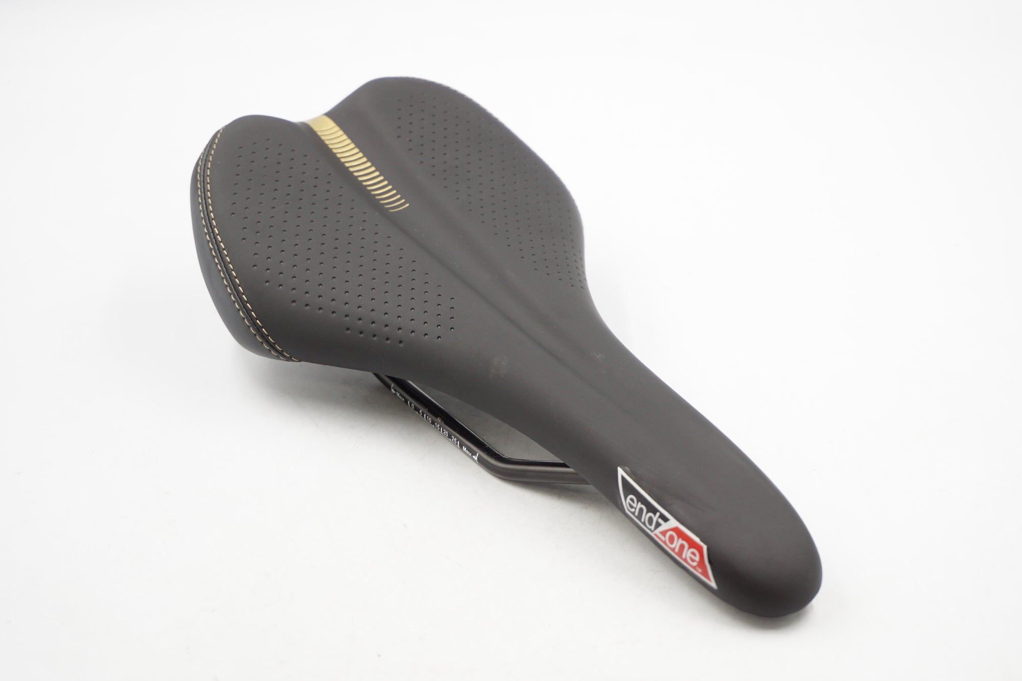 VELO 「ベロ」 endzone サドル / 奈良店