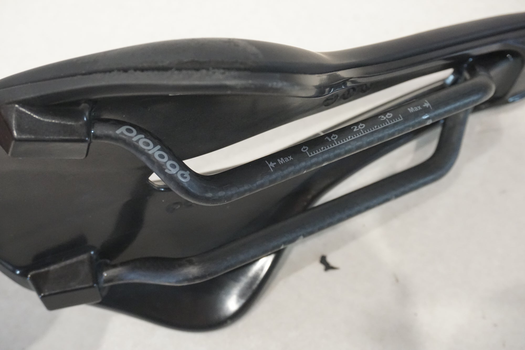 PROLOGO 「プロロゴ」 NAGO R4 PAS 3D NACK カーボンレール サドル / 横浜戸塚店