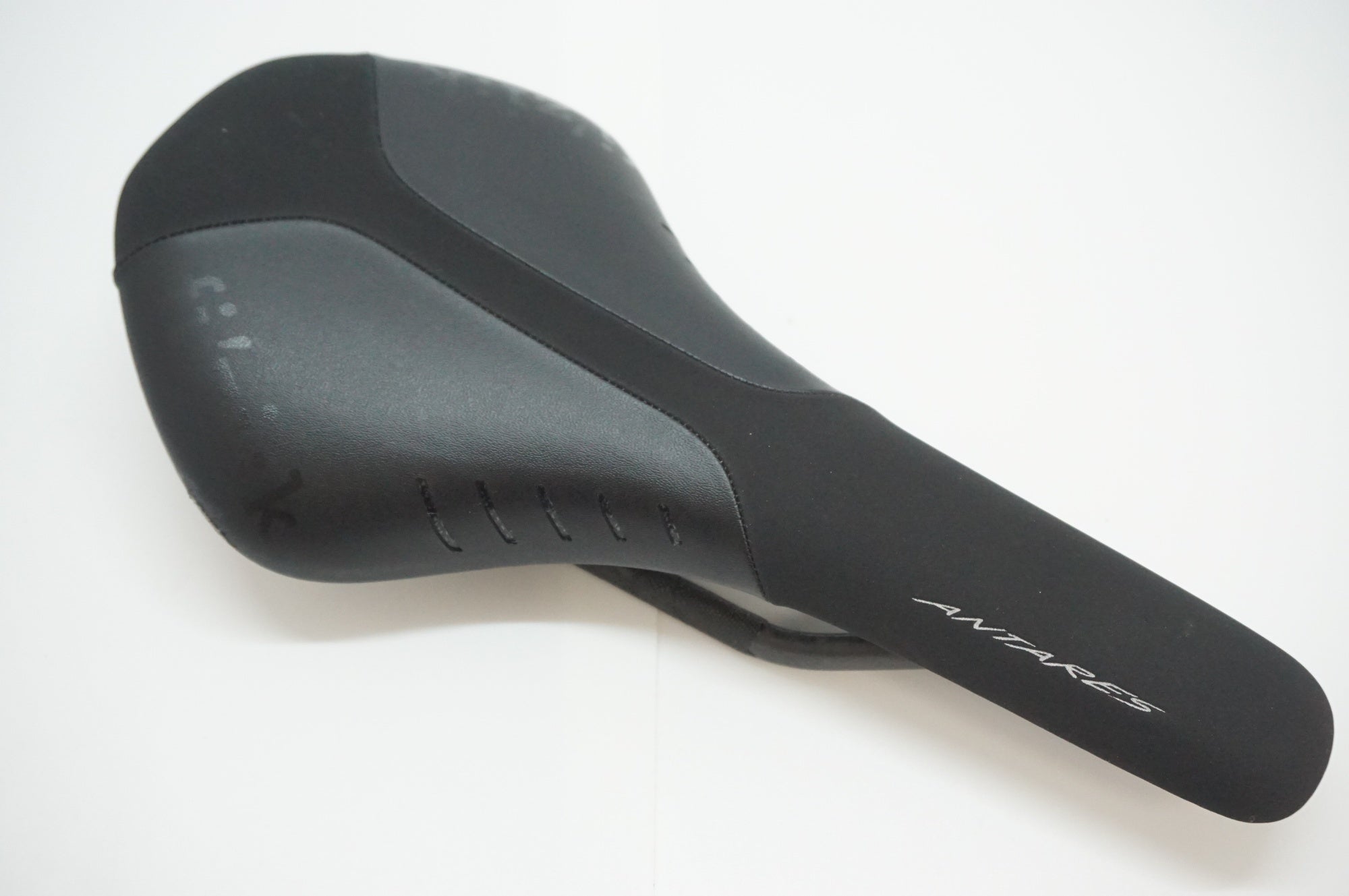 FIZIK 「フィジーク」 ANTARES R1 カーボンレール サドル / 福岡店