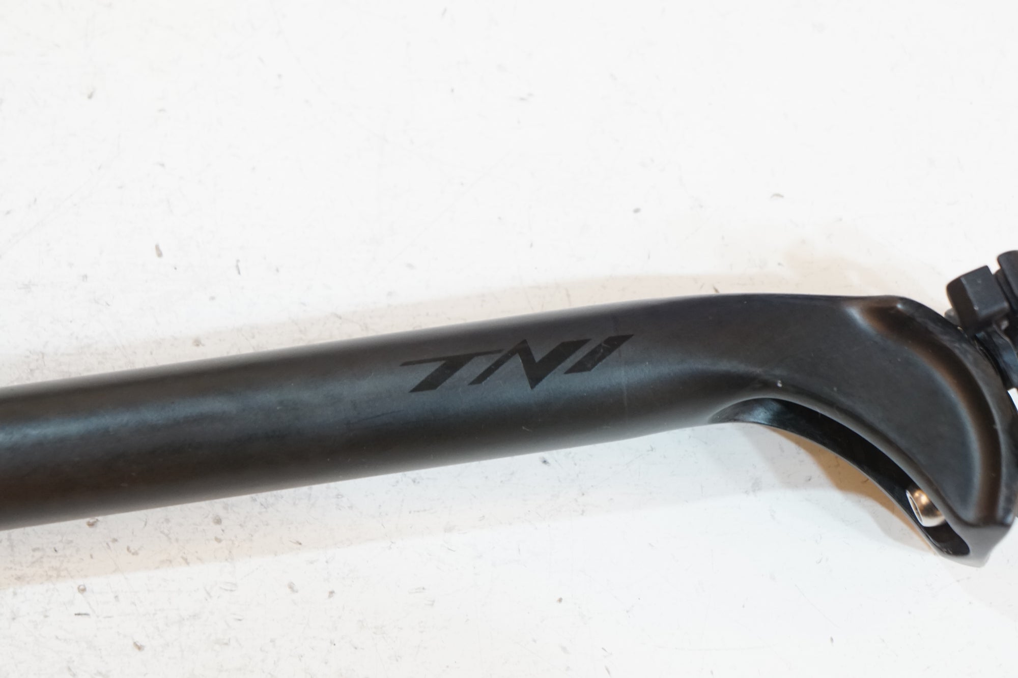 TNI 「ティーエヌアイ」 φ27.2 300mm シートポスト / バイチャリ浦和ベース