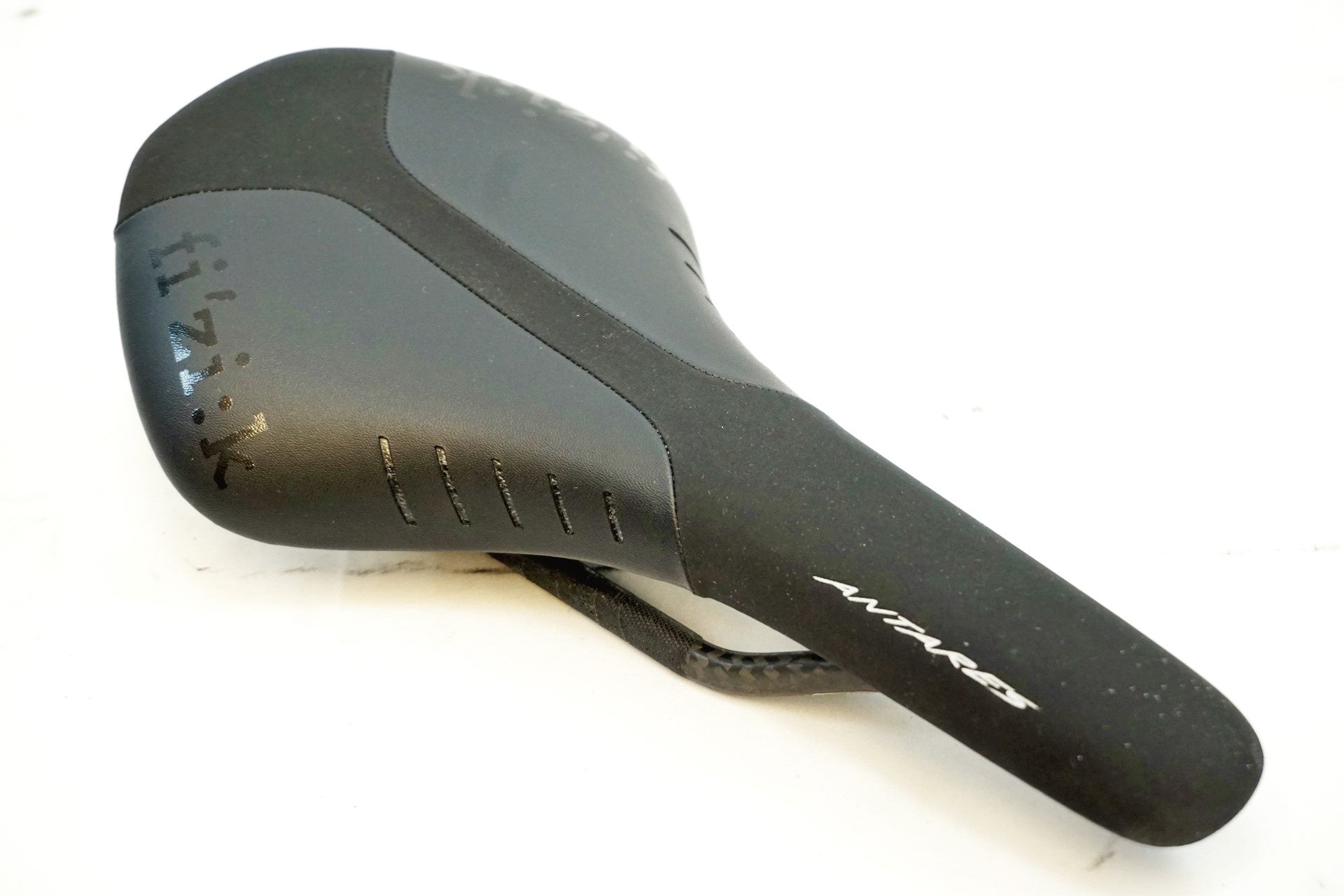 FIZIK 「フィジーク」 ANTARES R1 カーボンレール サドル / 有明ガーデン店