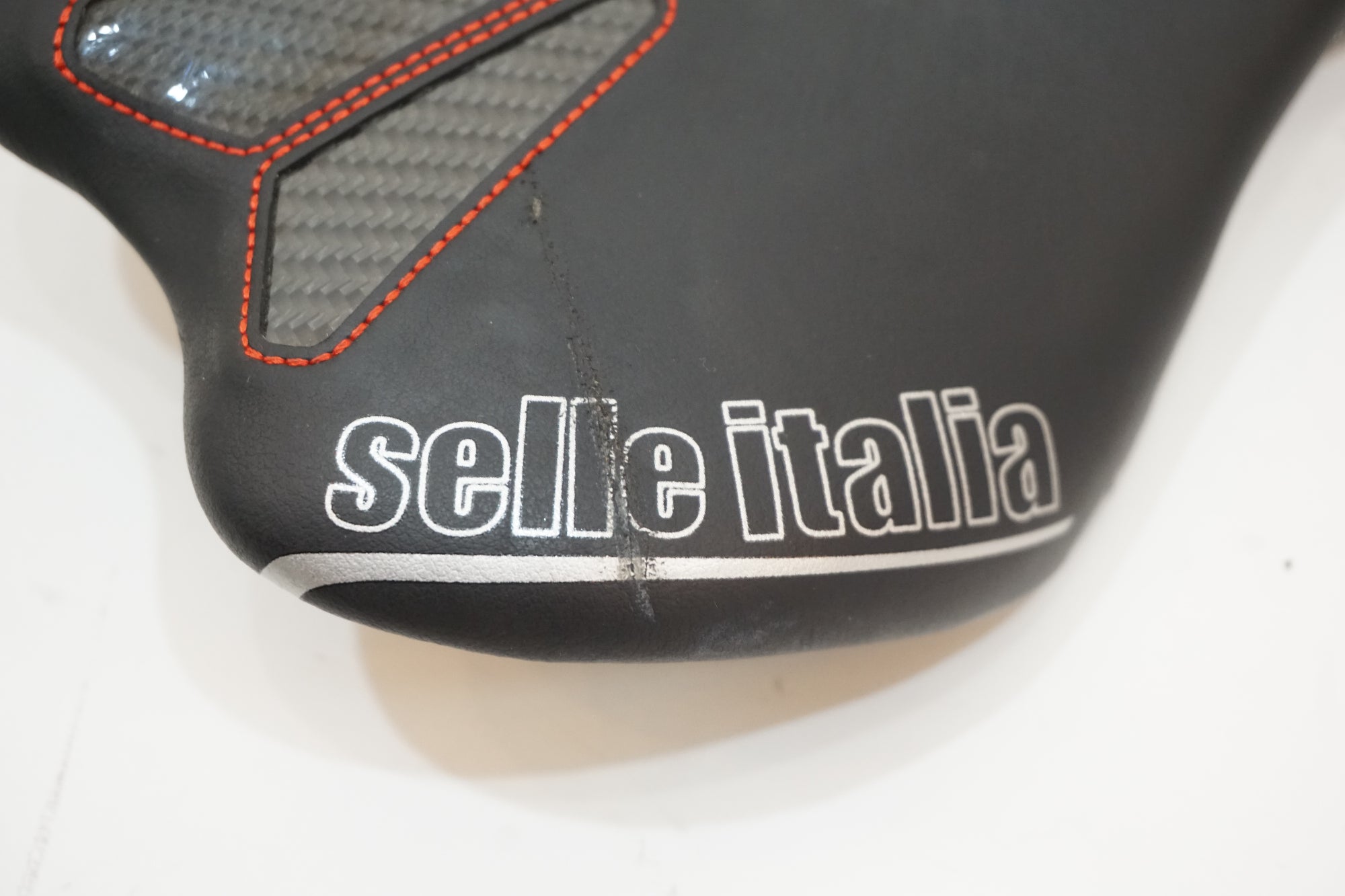 SELLE ITALIA 「セラ イタリア」 SLR KIT CARBONIO サドル / バイチャリ浦和ベース