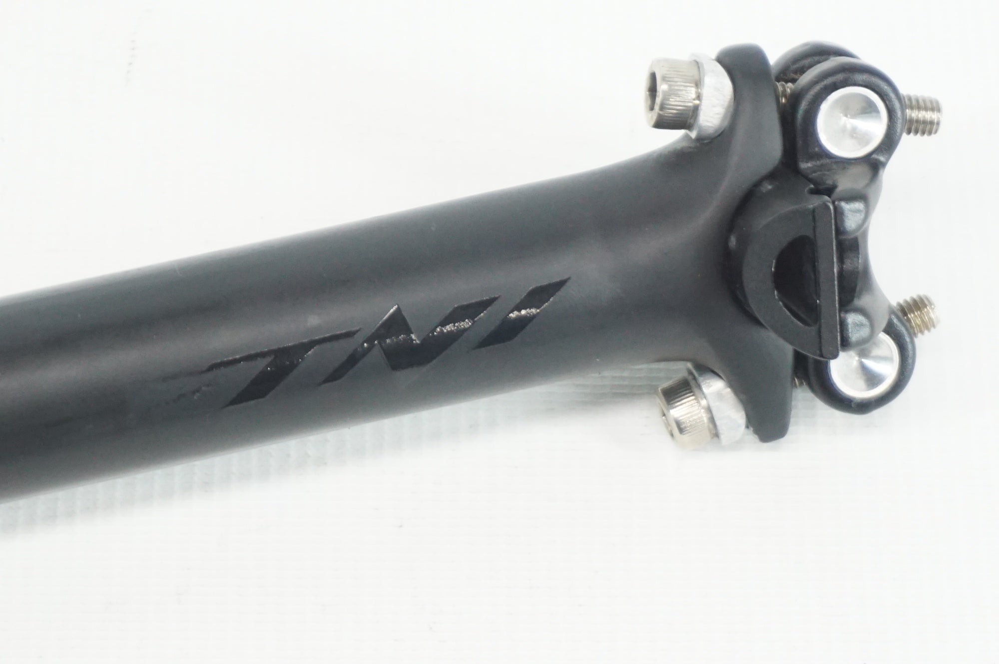 TNI 「ティーエヌアイ」 カーボン Φ27.2 350mm シートポスト / 阪急塚口店