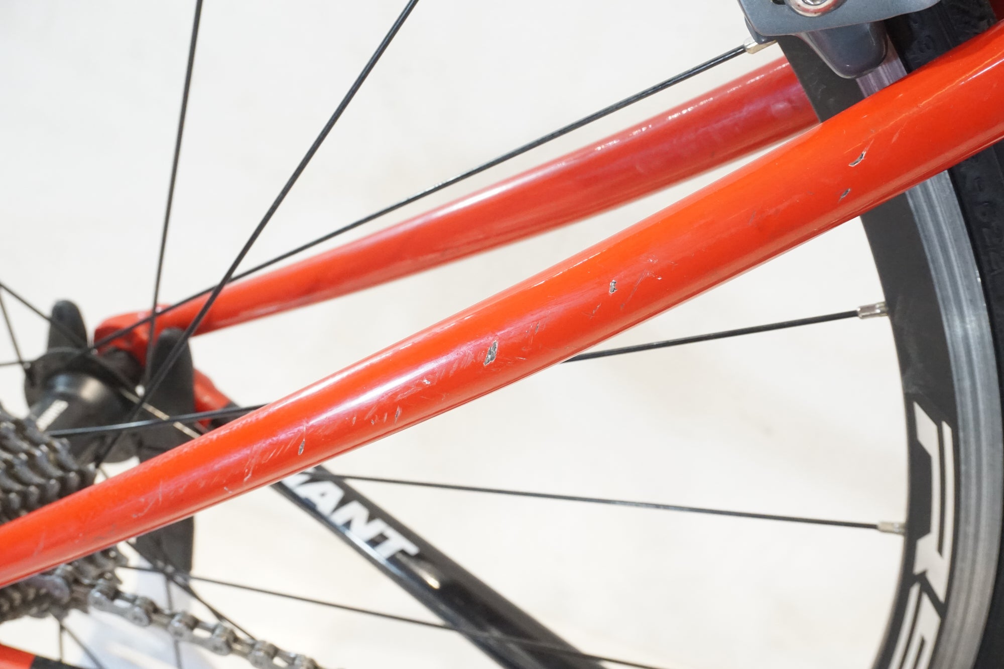 赤のGIANT、自転車ラック、備品セット