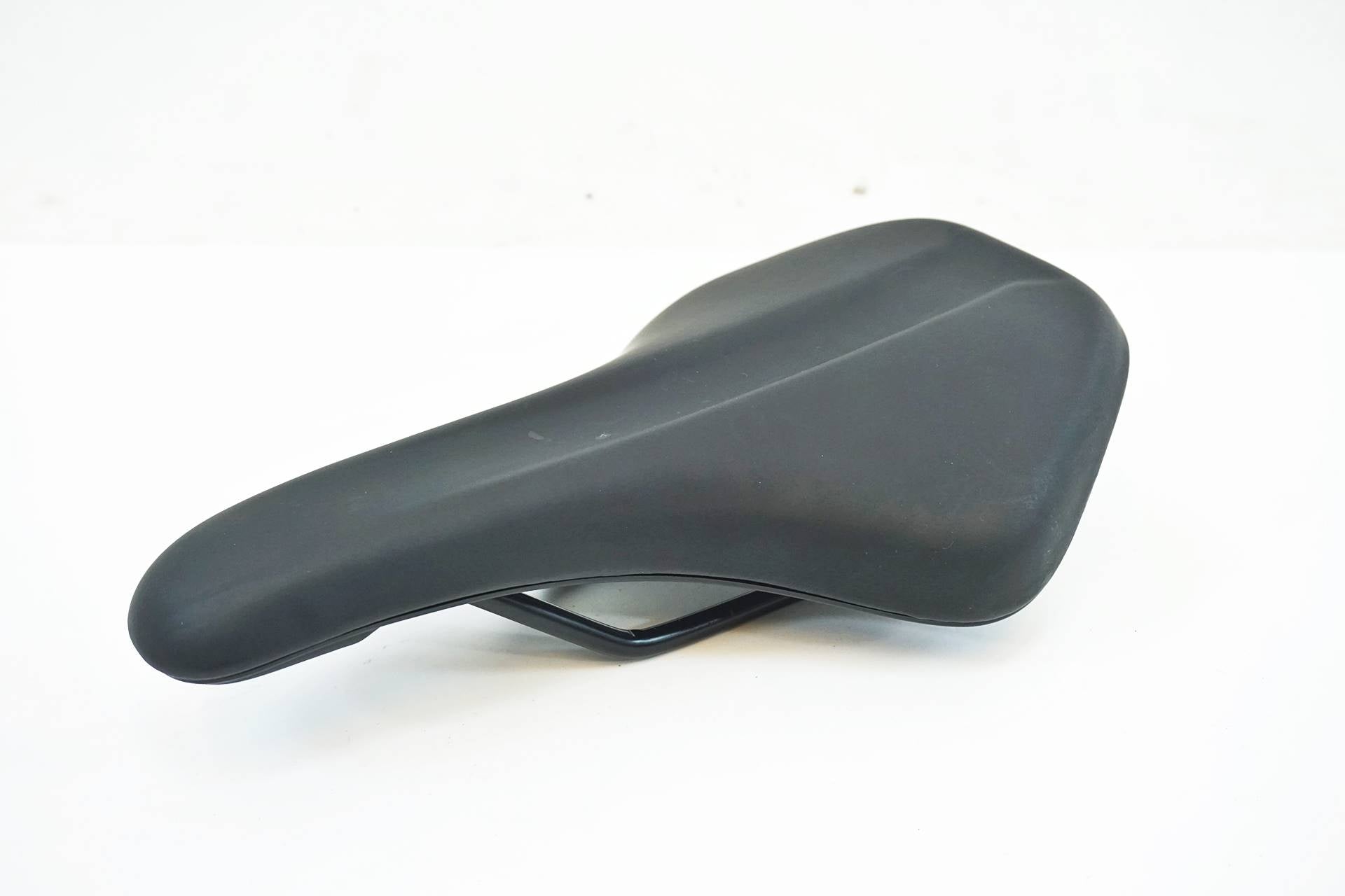 SELLE ROYAL 「セラロイヤル」 GROUP GIANTロゴ サドル / 有明ガーデン店