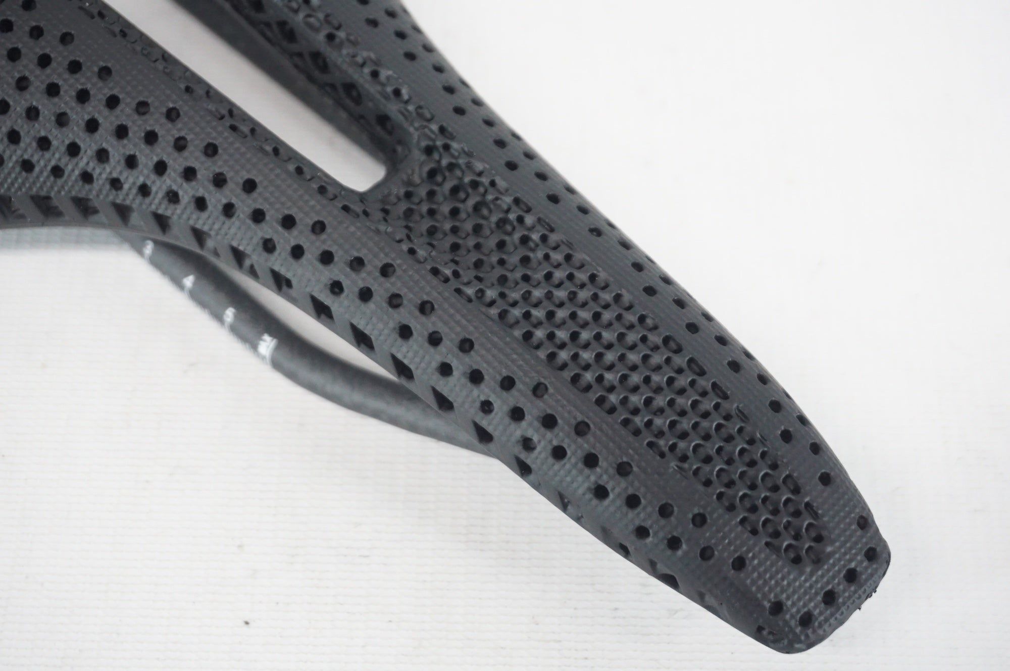 ELVES 「エルヴス」 MAGIC OSSE PRO 3D サドル / 阪急塚口店