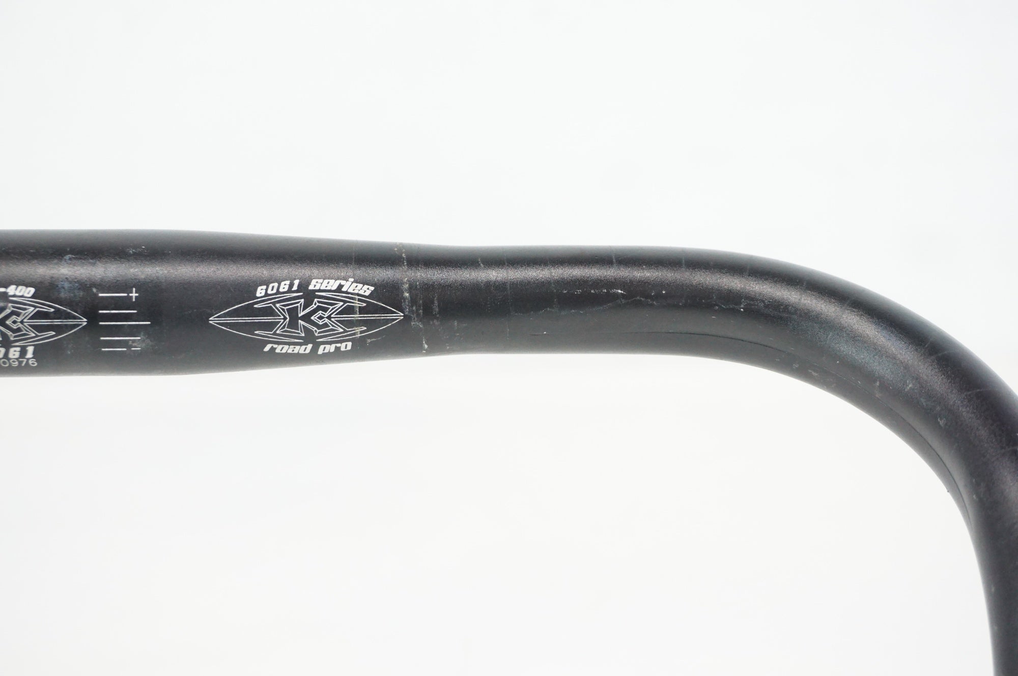 KCNC 「ケーシーエヌシー」 ROAD PRO Φ31.8 400mm ハンドル / 阪急塚口店