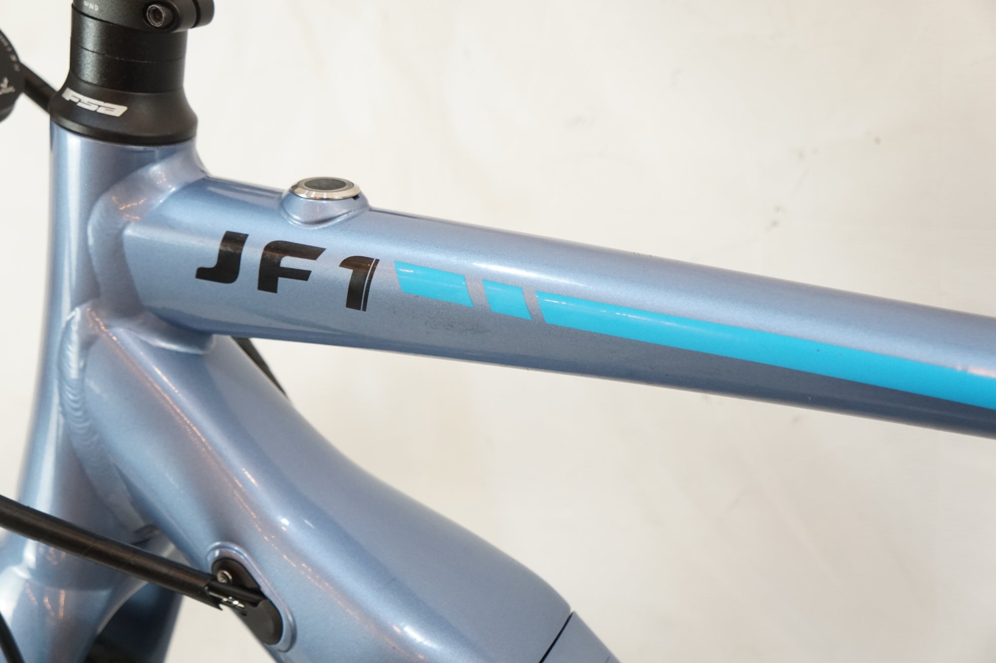 BESV 「ベスビー」 JF1 2022年モデル 電動アシスト自転車 / バイチャリ浦和ベース