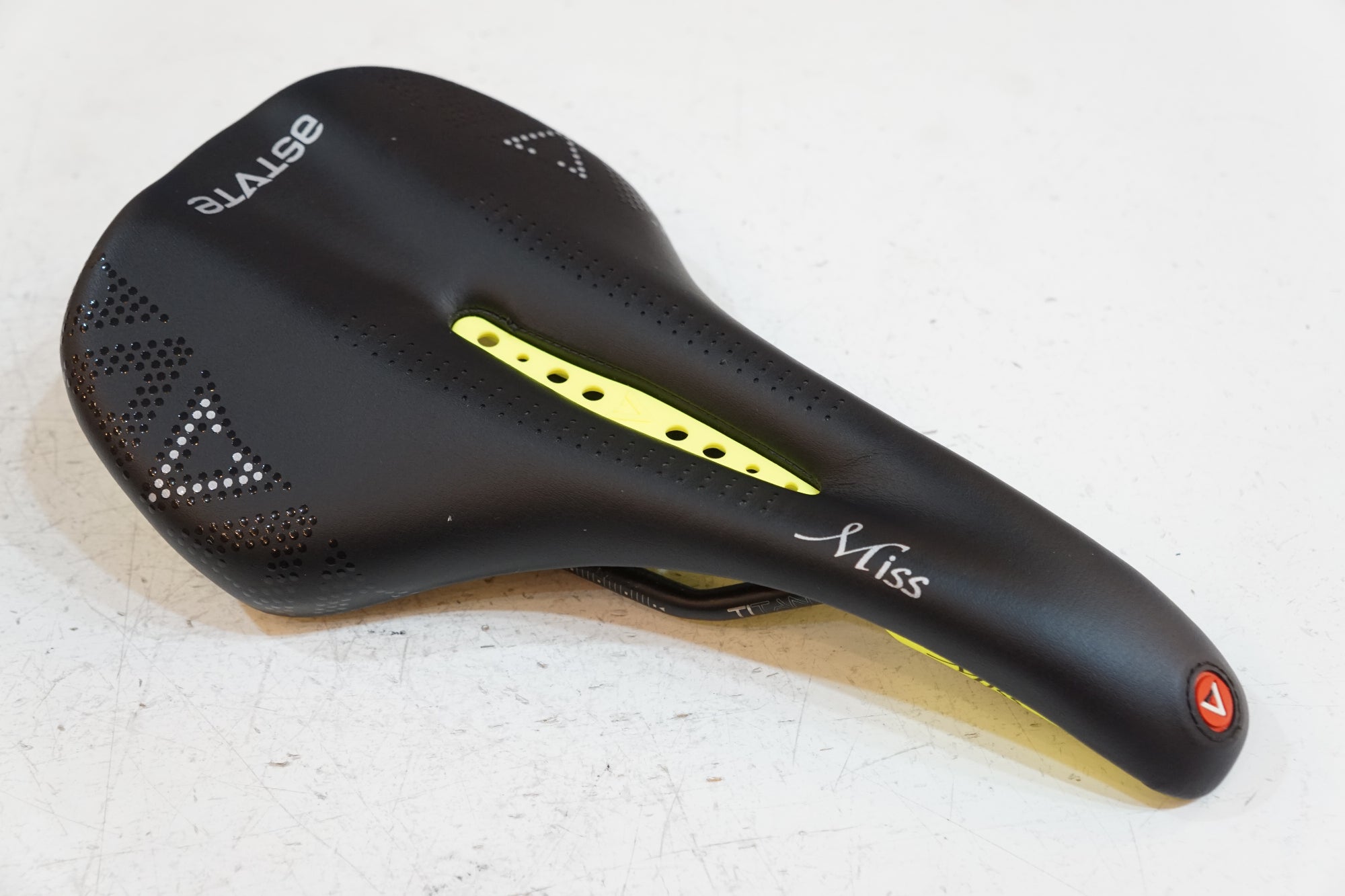 ASTVTE 「アスチュート」 MISSLINE サドル / バイチャリ浦和ベース