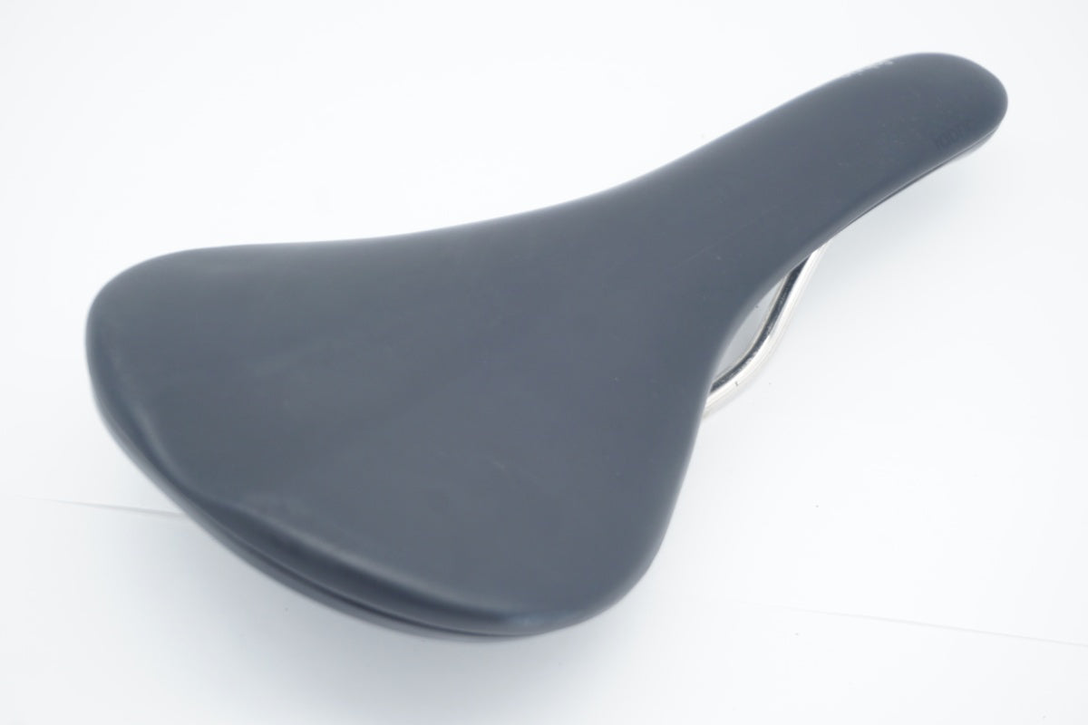 FABRIC 「ファブリック」 SCOOP SHALLOW FLAT サドル / 滋賀大津店