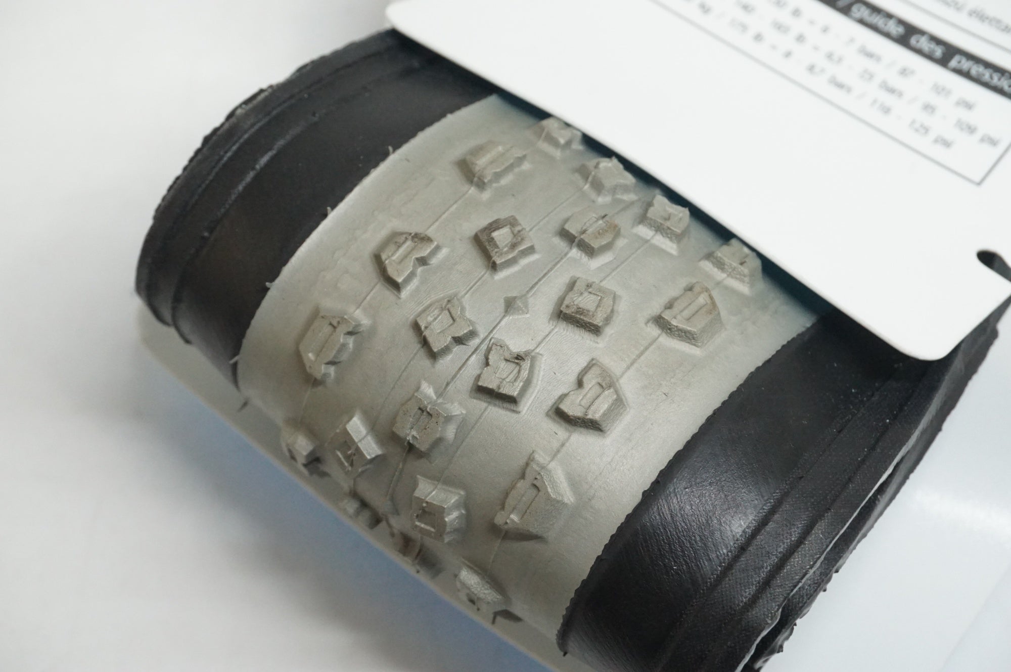 HUTCHINSON 「ハッチンソン」 BULLDOG CX 700×34C タイヤ / 大宮店