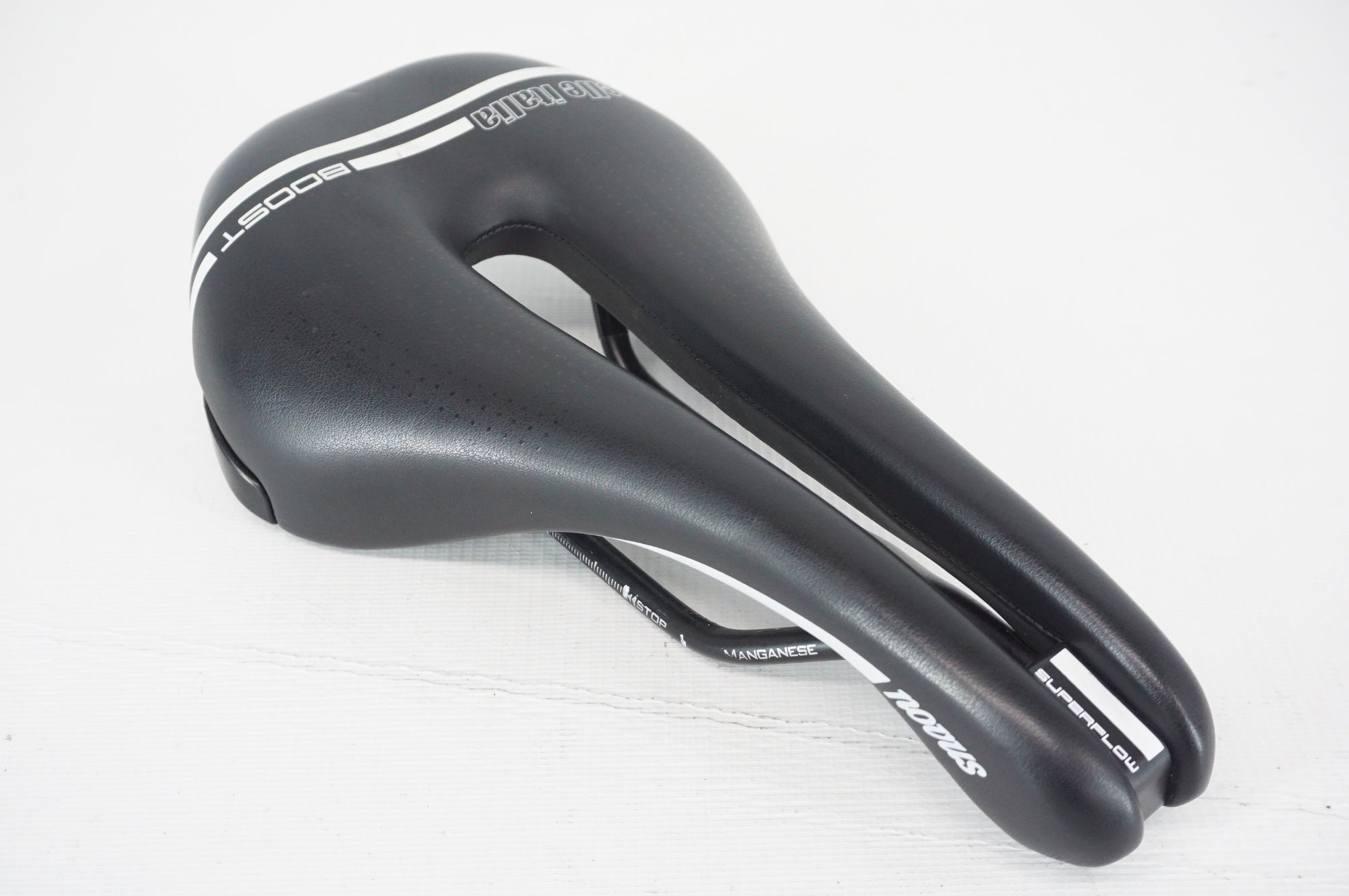 SELLE ITALIA 「セライタリア」 NOVUS BOOST TM MN SUPER FLOW サドル / 阪急塚口店