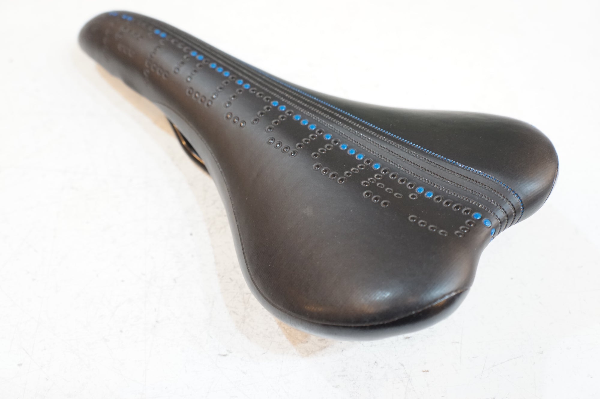 VELO 「ベロ」 CANNONDALE サドル / バイチャリ浦和ベース