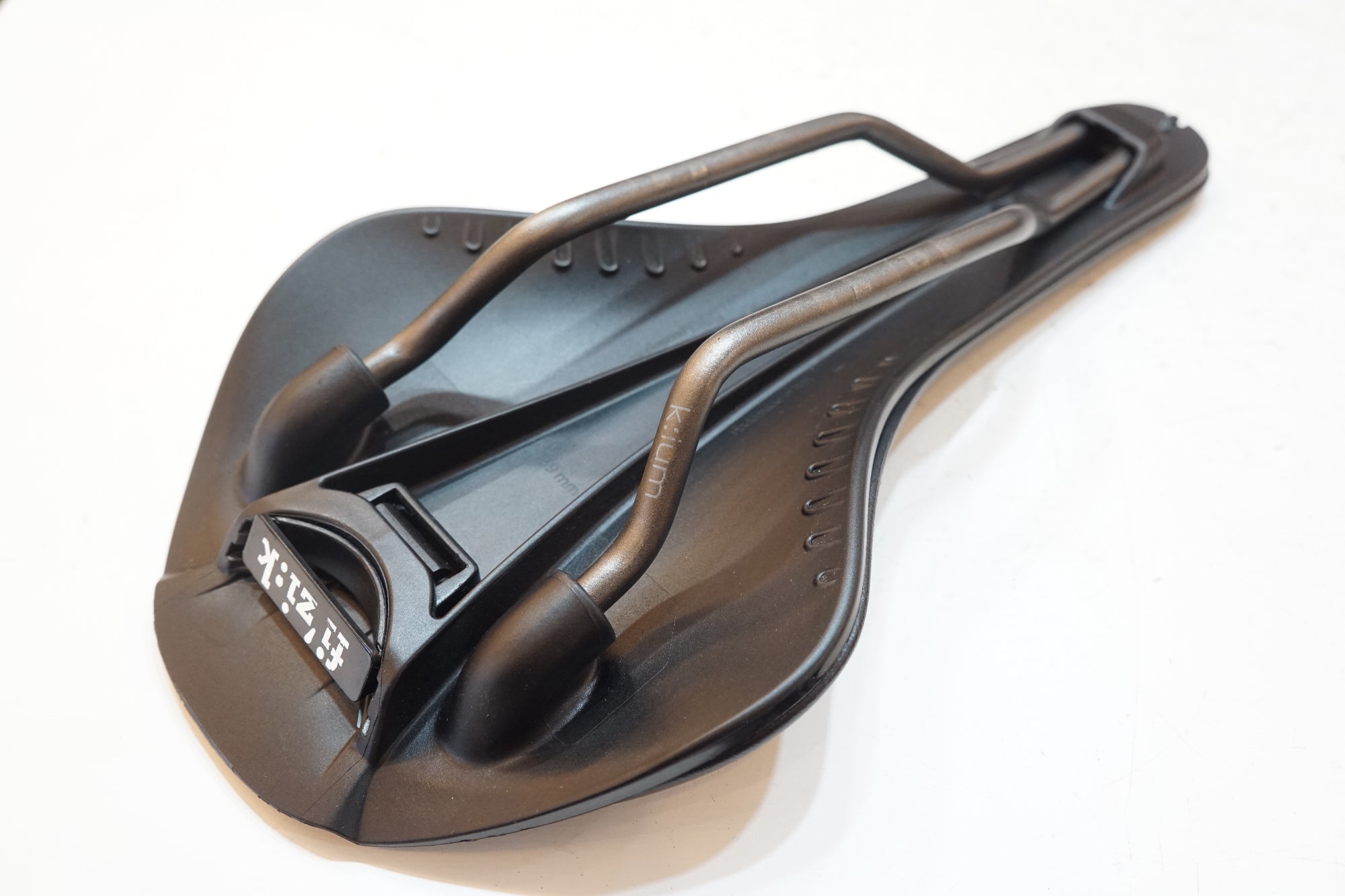FIZIK 「フィジーク」 ANTARES R3 VERSUS EVO サドル/ バイチャリ浦和ベース