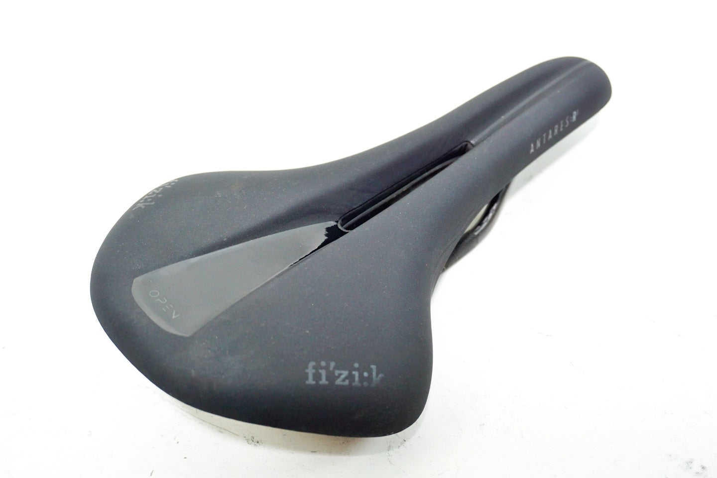 FIZIK 「フィジーク」 ANTARES R1 OPEN CARBON サドル / 中目黒店