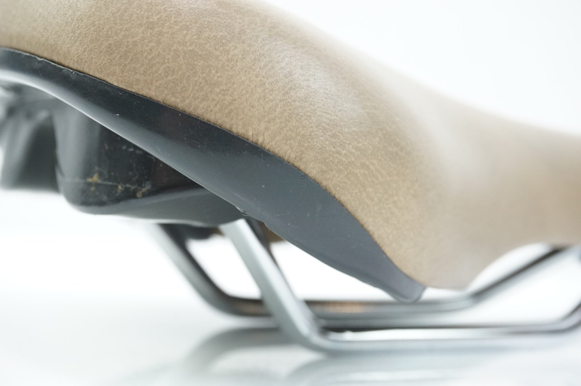 AIFEIT 「アイフェイト」 MACARON サドル / 中目黒店