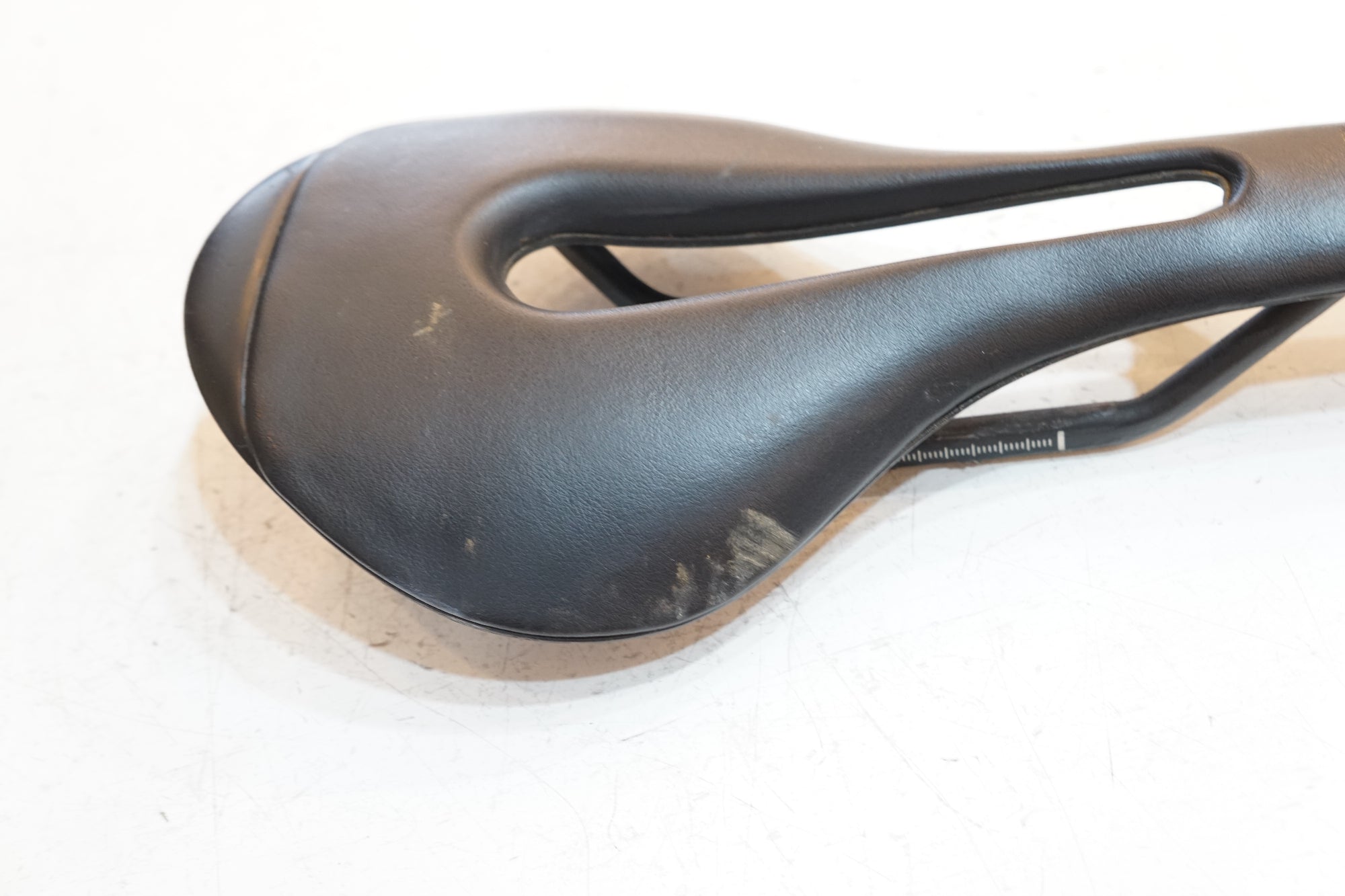 RAPHA 「ラファ」 PRO TEAM CUT OUT サドル / バイチャリ浦和ベース