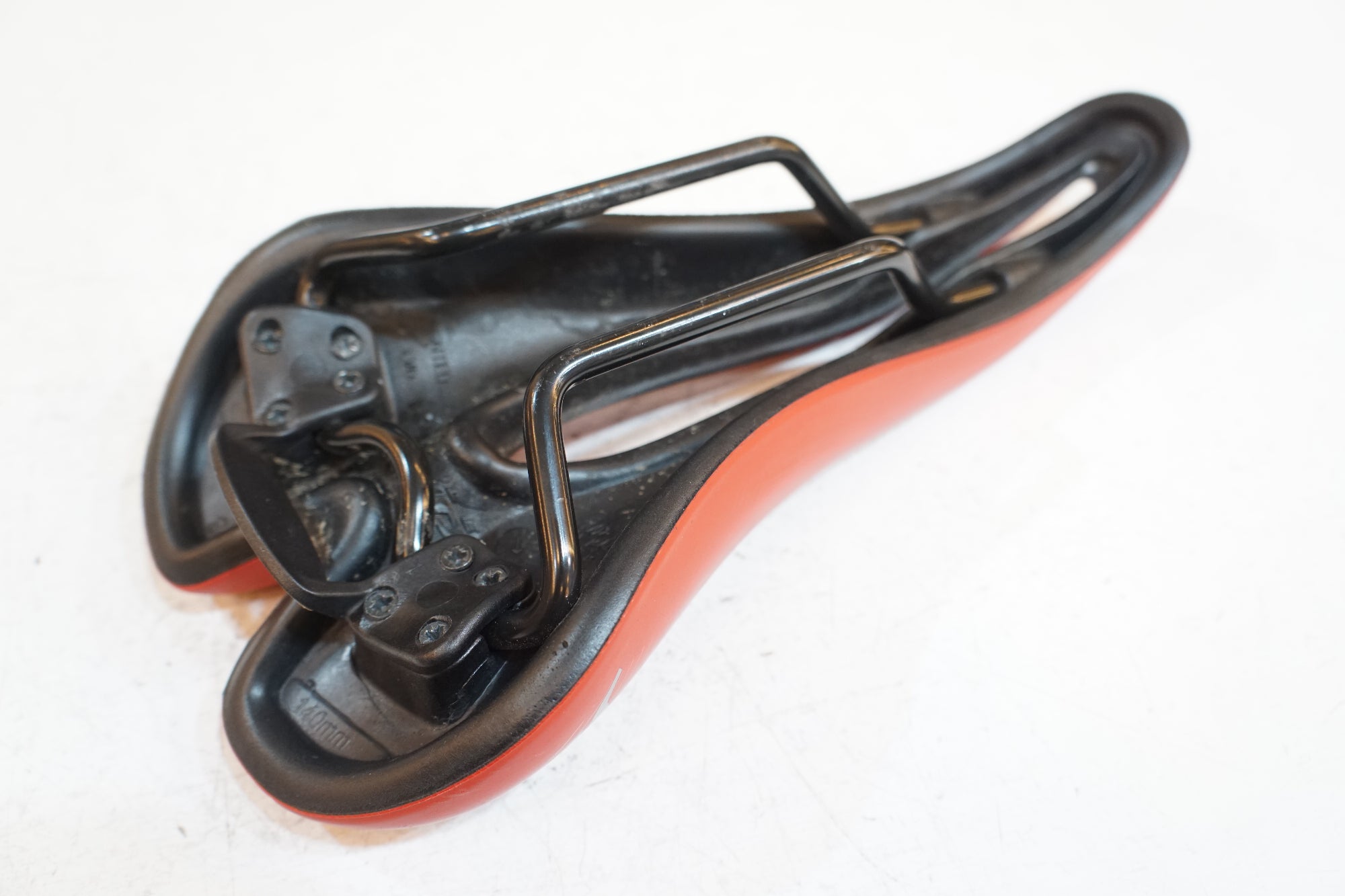 SELLE SMP 「セラ エスエムピー」 EXTRA サドル / バイチャリ浦和ベース