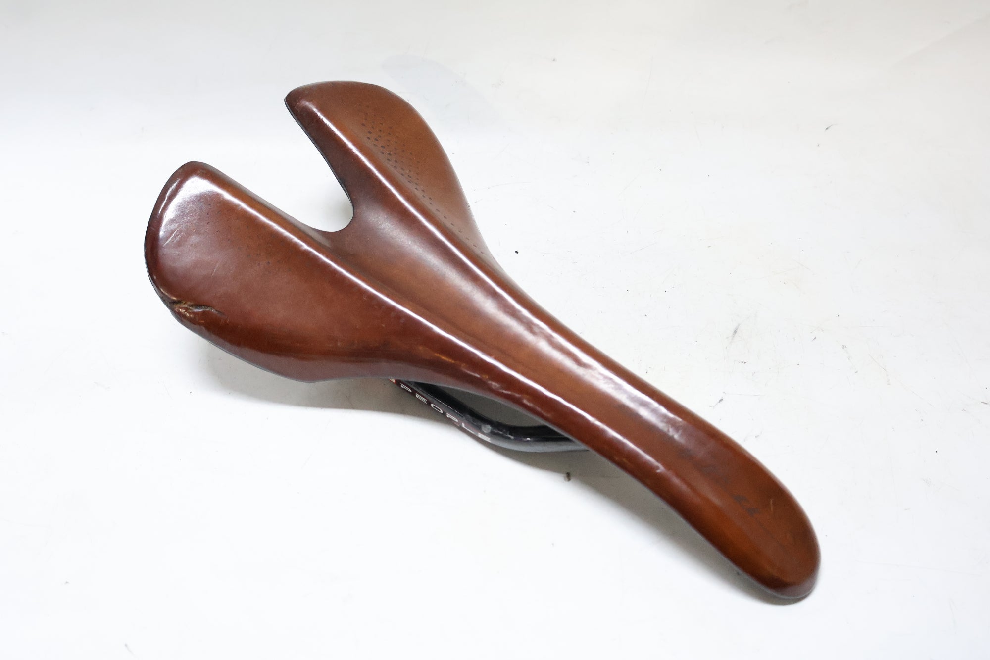 B-PEOPLE 「ビーピーポー」 UNICA カーボンサドル / 高知店