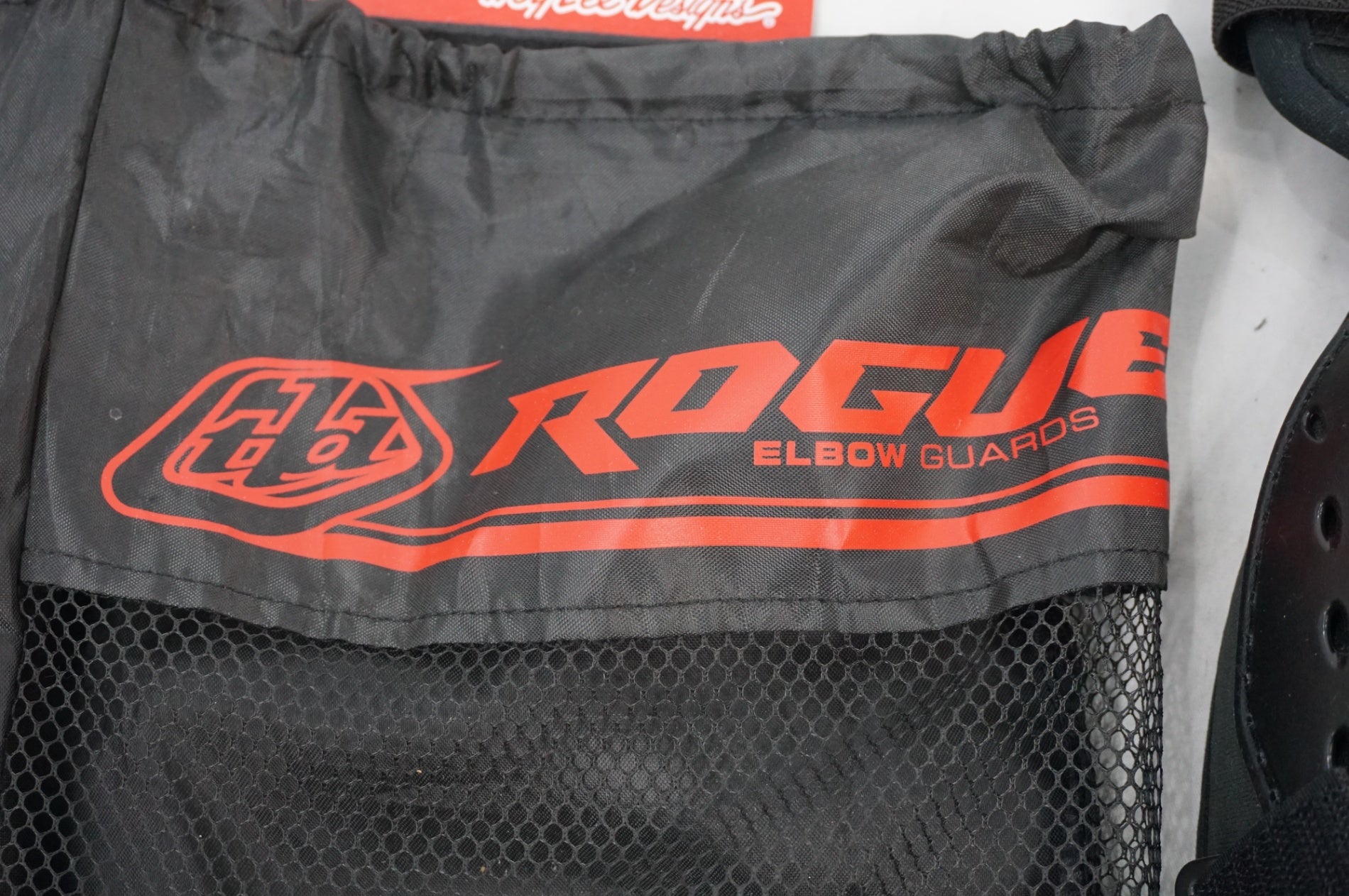 TROY LEE DESIGNS 「トロイリー デザインズ」 ROGUE UNISEX-ADULT OFF-ROAD MOTORCYCLE ELBOW GUARD HARD SHELL - BLACK/SMALL/MEDIUM / 川越店