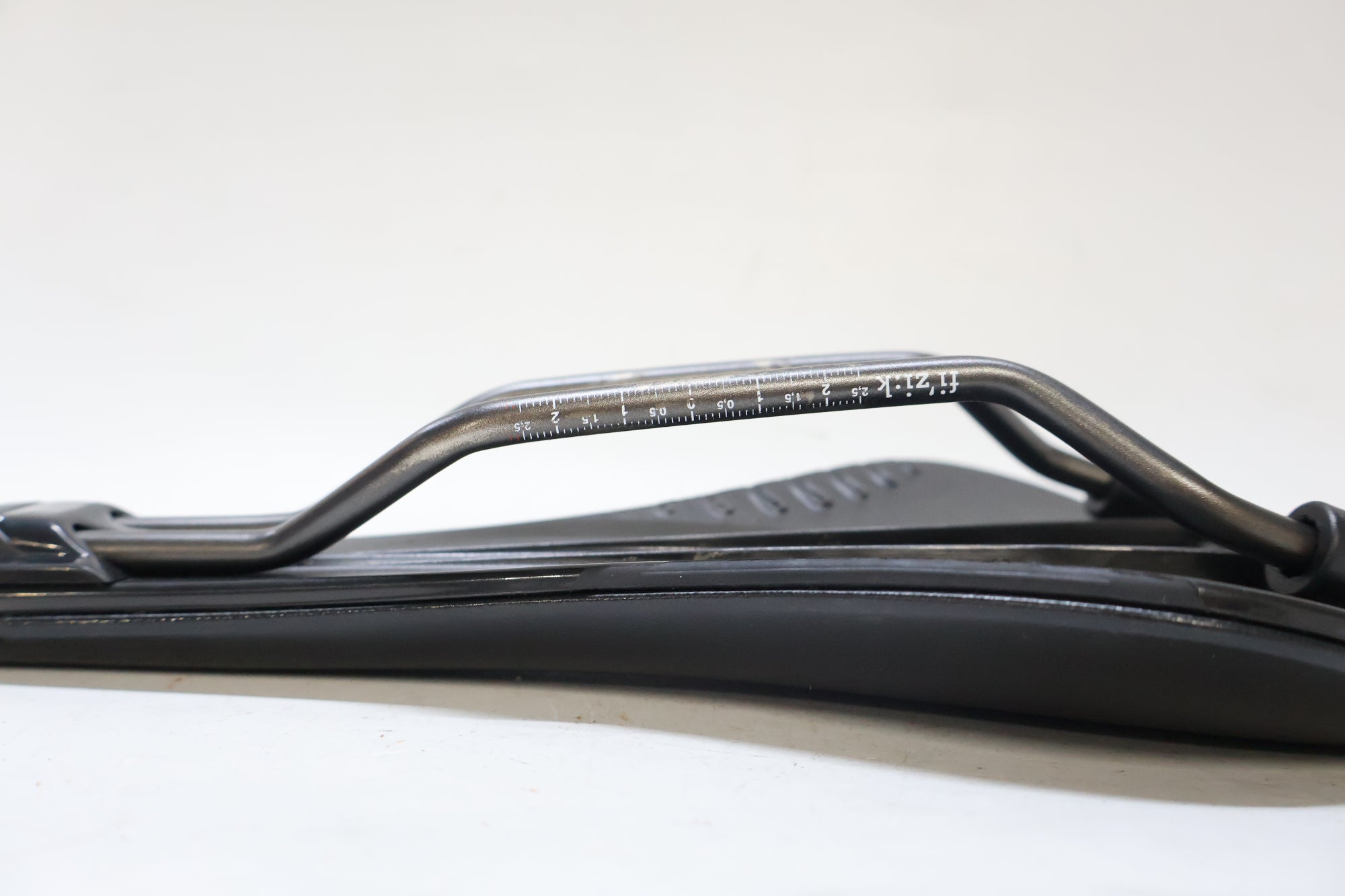 FIZIK 「フィジーク」 ARIONE R3 VERSUS EVO KIUMレール サドル / 高知店