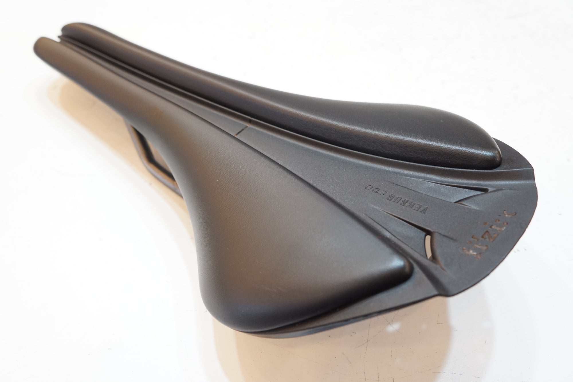 FIZIK 「フィジーク」 ANTARES R3 VERSUS EVO サドル/ バイチャリ浦和ベース