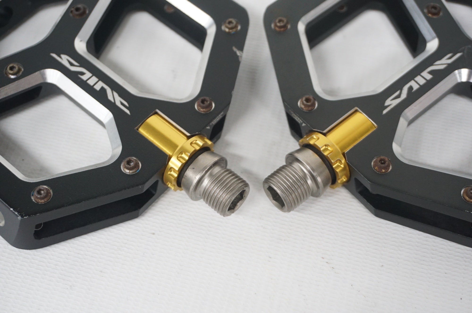 シマノ SHIMANO SAINT PD-M828 フラットペダル MTB Shimano PD-M828 Saint Flat Pedals - Orange Cycle