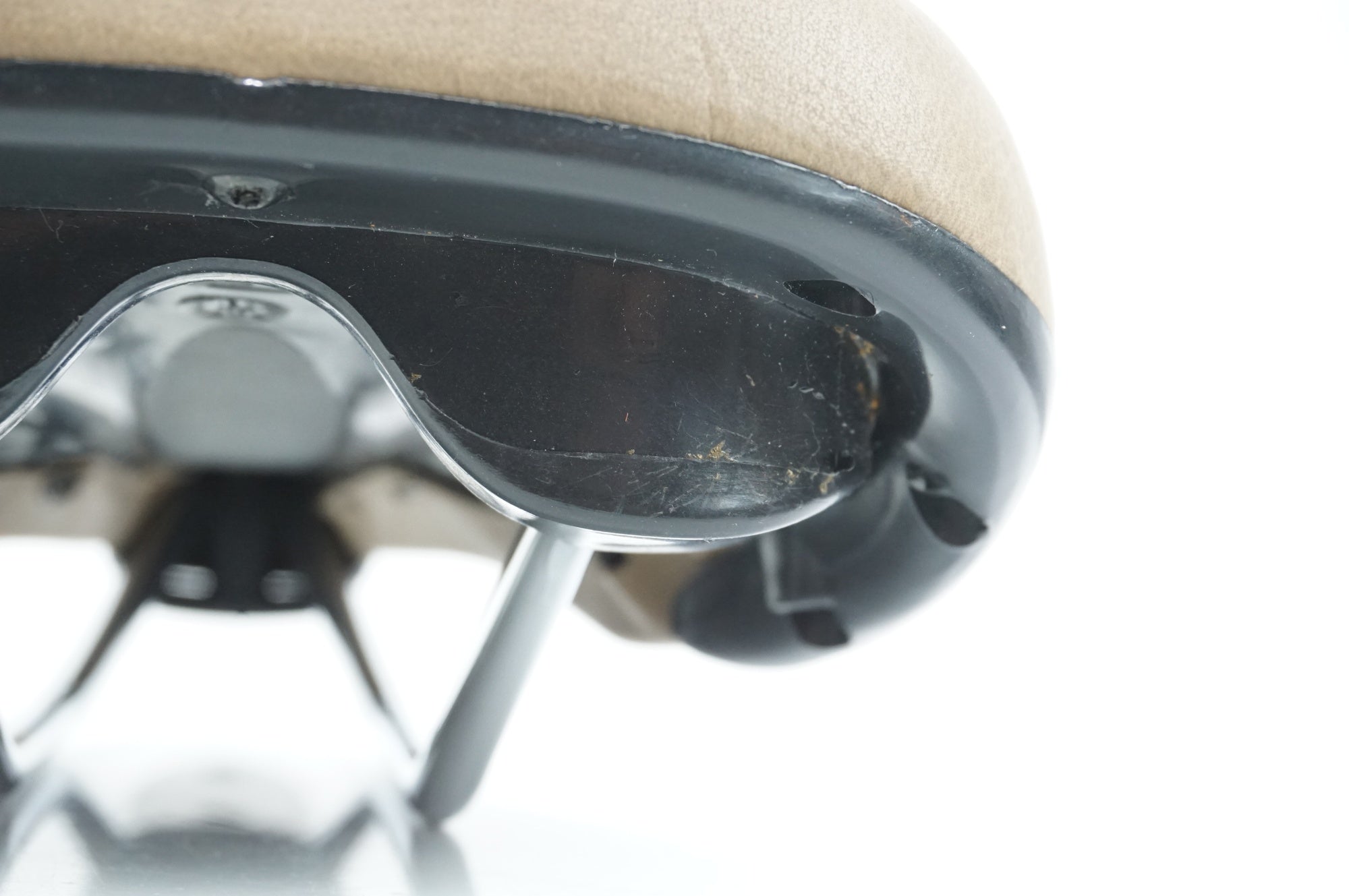 AIFEIT 「アイフェイト」 MACARON サドル / 中目黒店