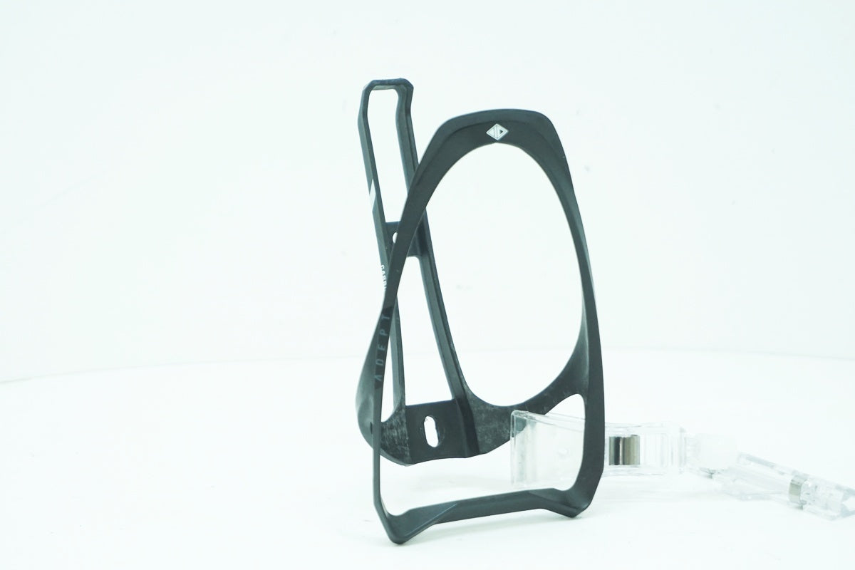 ADEPT 「アデプト」 CARBON FIBER ボトルケージ / 大阪美原北インター店