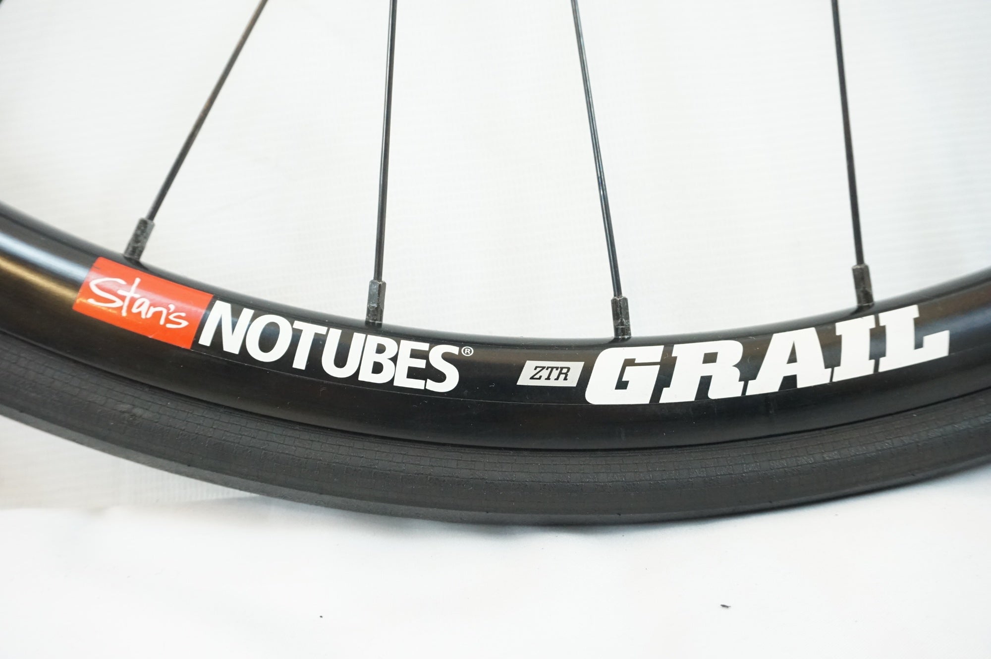 STAN’S 「スタンズ」 NOTUBES SPハブダイナモ スルーアクスル フロントホイール / 有明ガーデン店