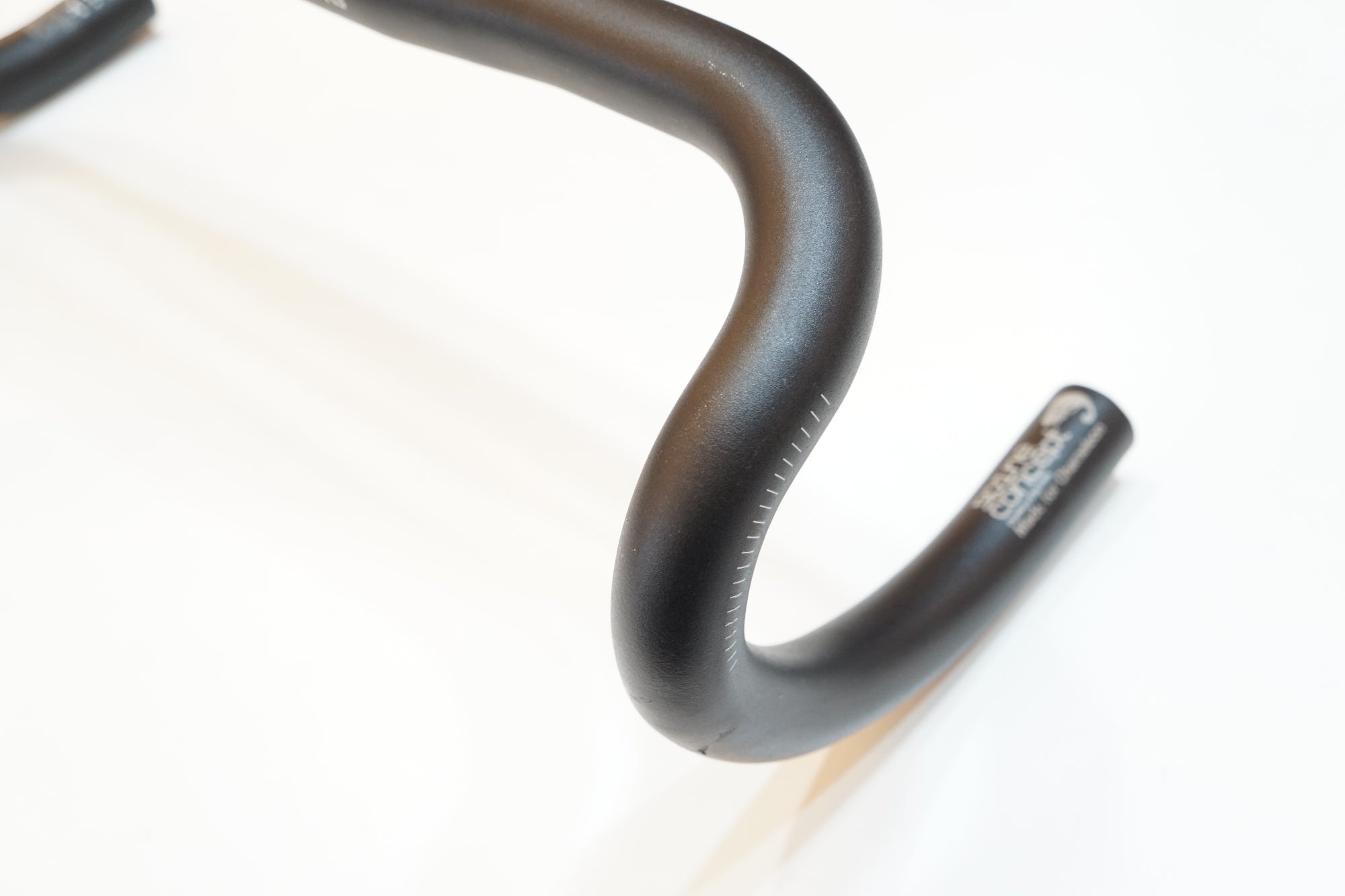 FIZIK 「フィジーク」 CYRANO R3 φ31.8 390mm ハンドル / バイチャリ浦和ベース