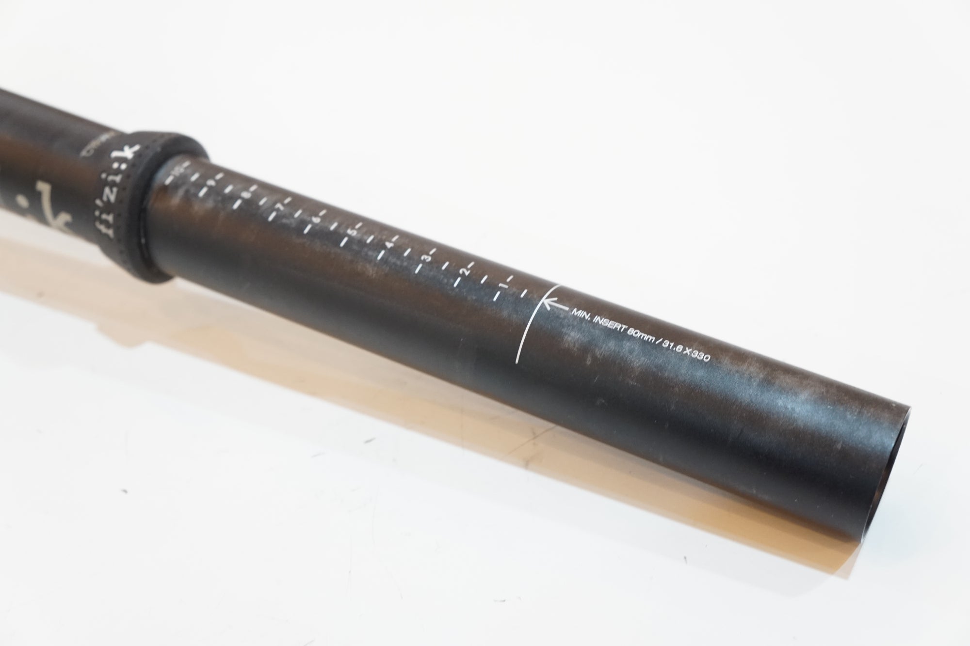 FIZIK 「フィジーク」 CYRANO φ31.6 330mm シートポスト / バイチャリ浦和ベース