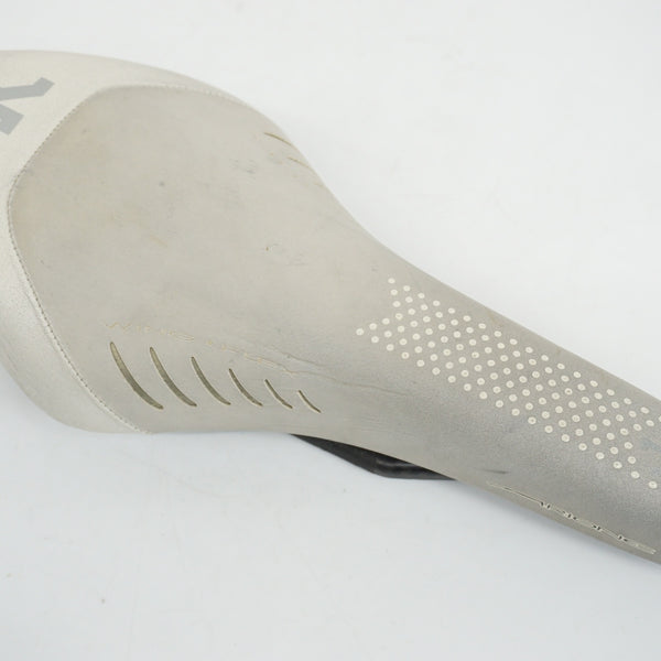 【状態良】 Arione k:1 フルカーボンサドル 状態良】 Arione k:1 フルカーボンサドル