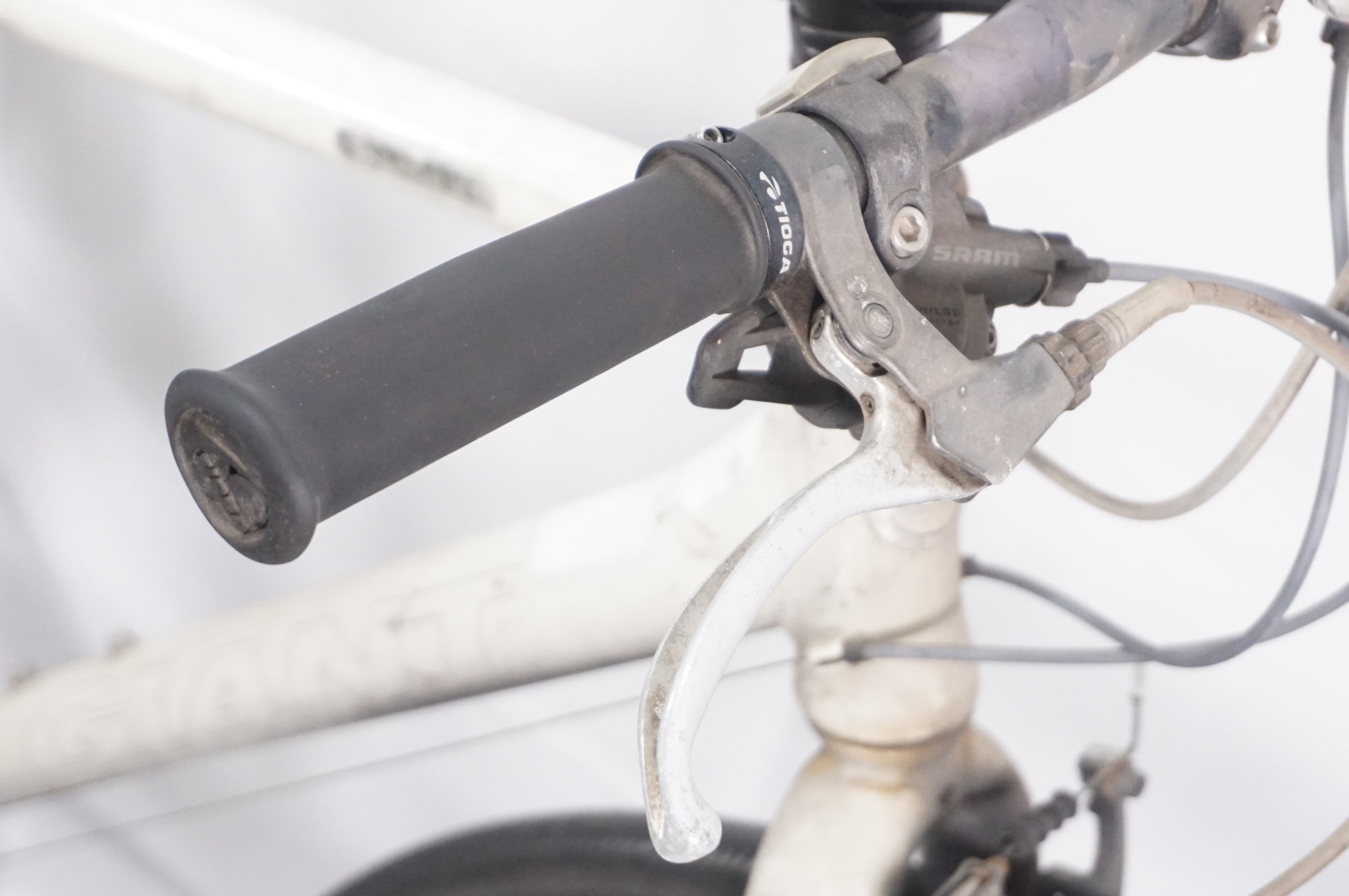 Giant ホワイト クロスバイク ジャンク品 Giant ホワイト クロスバイク ジャンク品