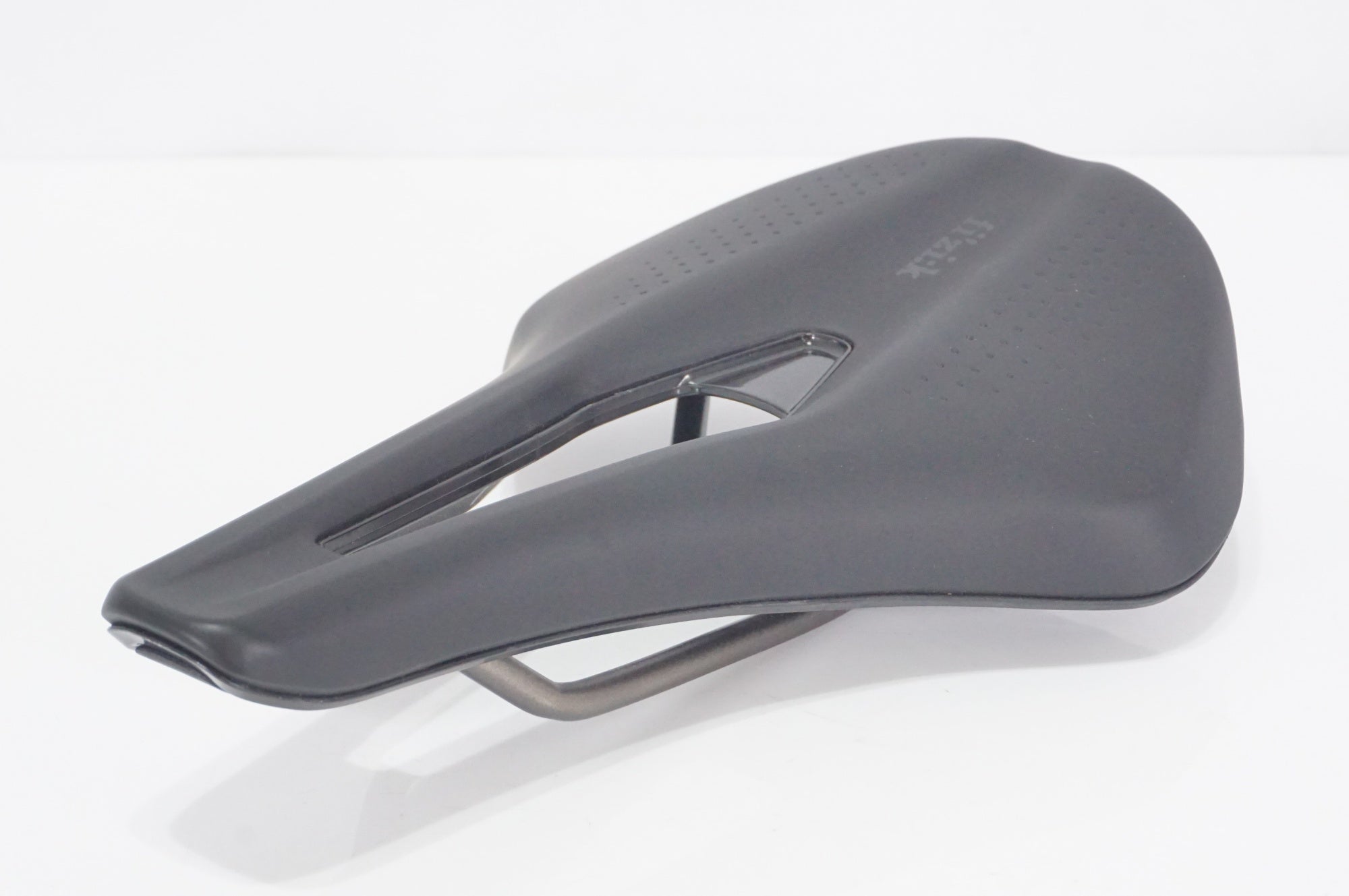 フィジーク　サドル　fizik ARGO TEMPO R3 160mm Amazon | FIZIK ARGO TEMPO R3 kiumレール LES CLASSIQUES