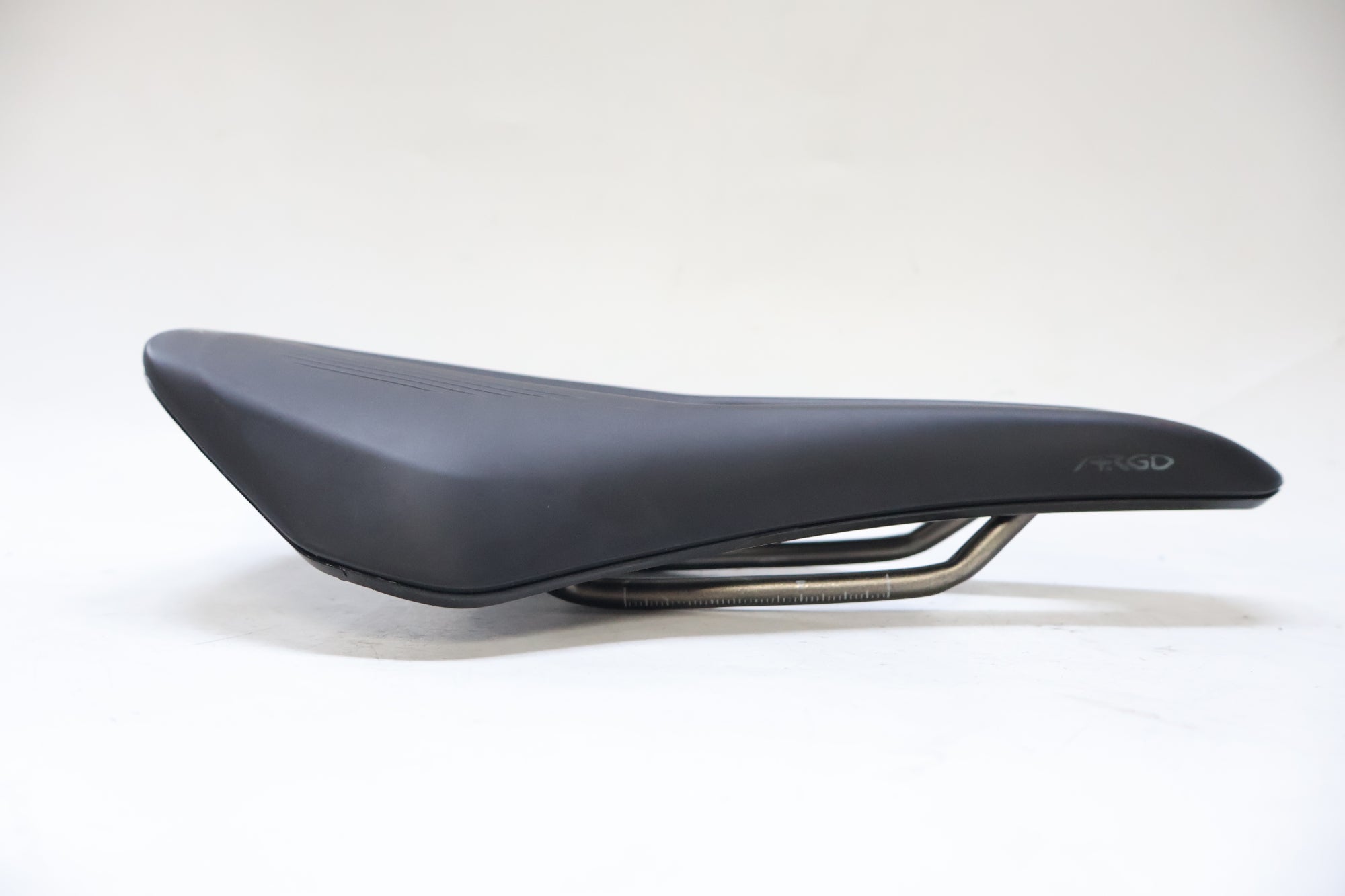 FIZIK 「フィジーク」 ARGO VENTO KIUMレール サドル / 高知店