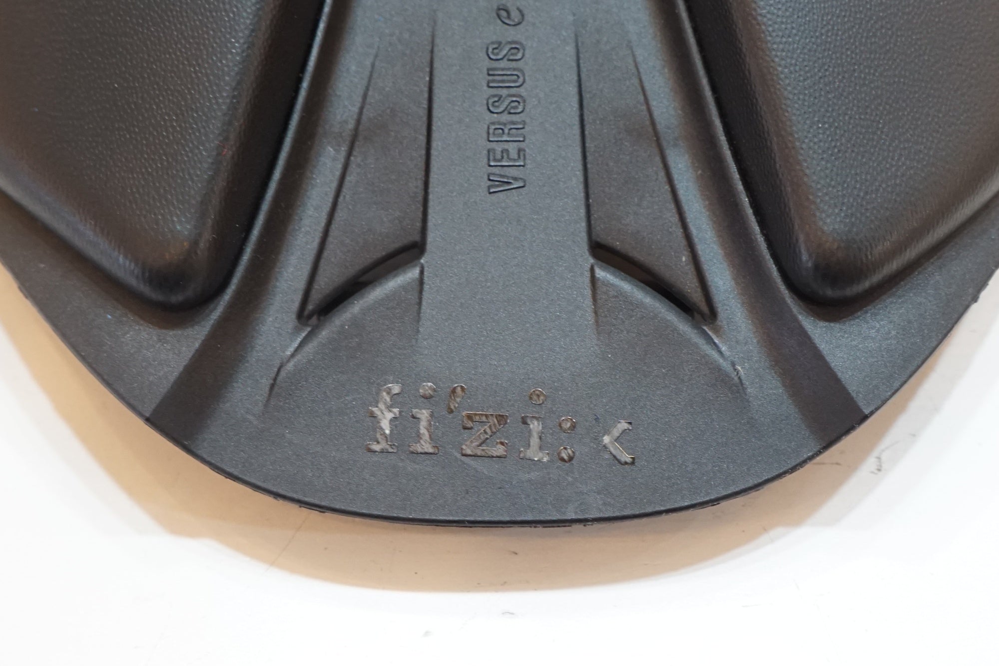 FIZIK 「フィジーク」 ANTARES R3 VERSUS EVO サドル/ バイチャリ浦和ベース