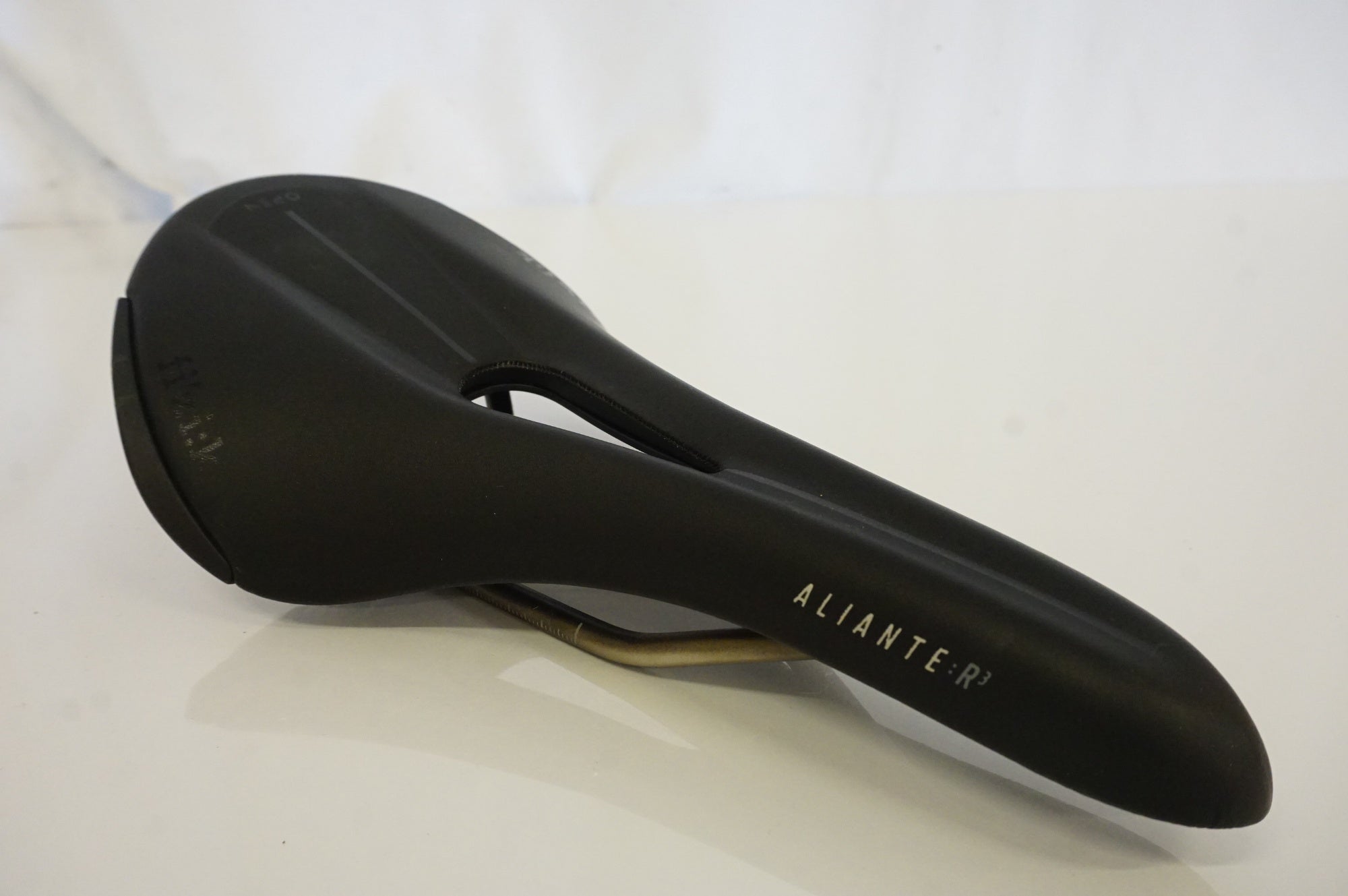 FIZIK 「フィジーク」 ALIANTE R3 OPEN KIUMレール サドル / 浜松店