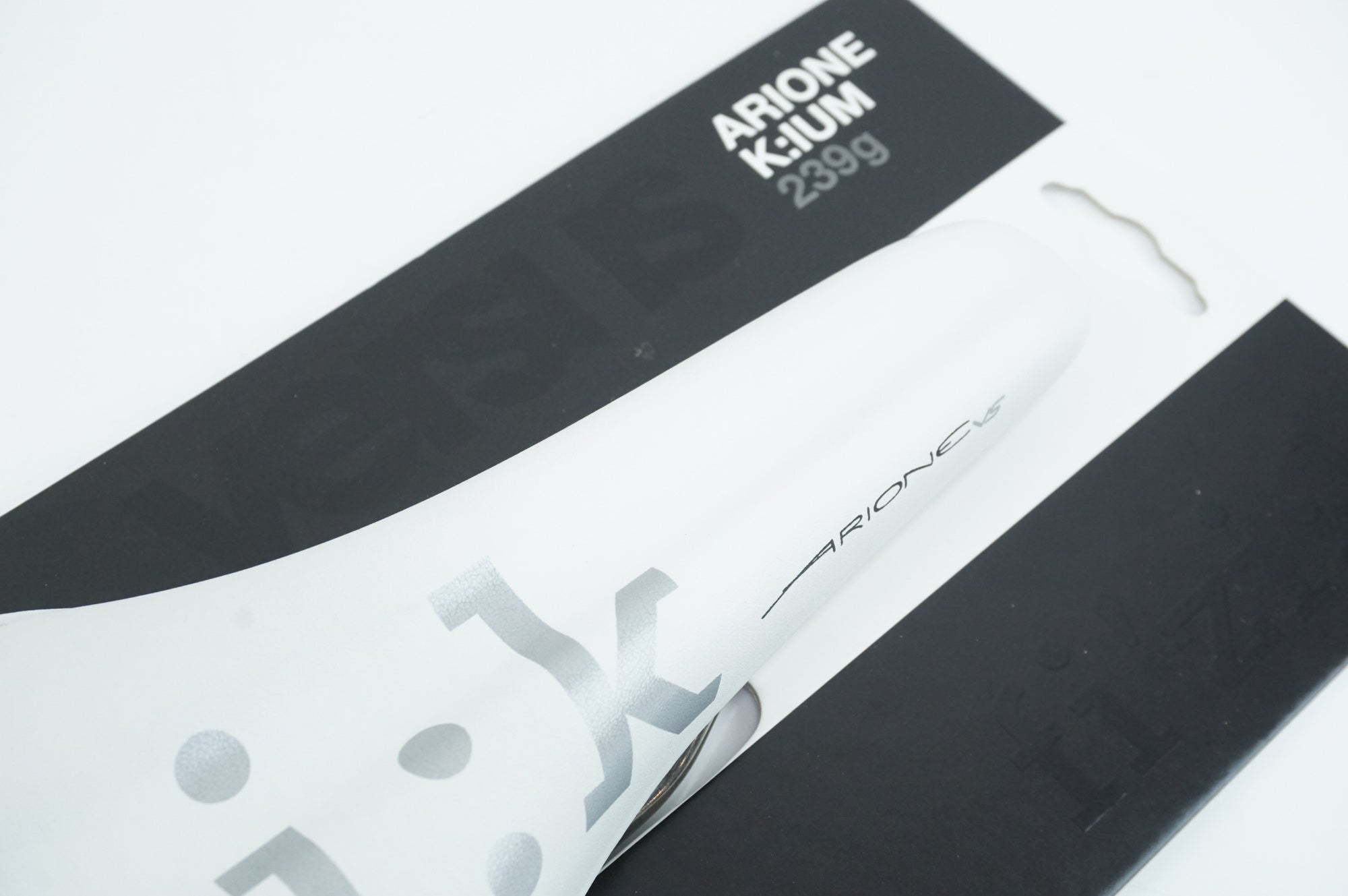 FIZIK 「フィジーク」 ALIANTE VERSUS K:IUM 239g サドル / 中目黒店