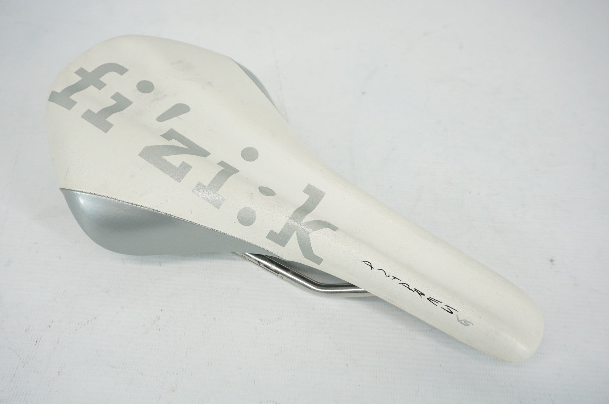 FIZIK 「フィジーク」 ALIANTE VS サドル / 阪急塚口店