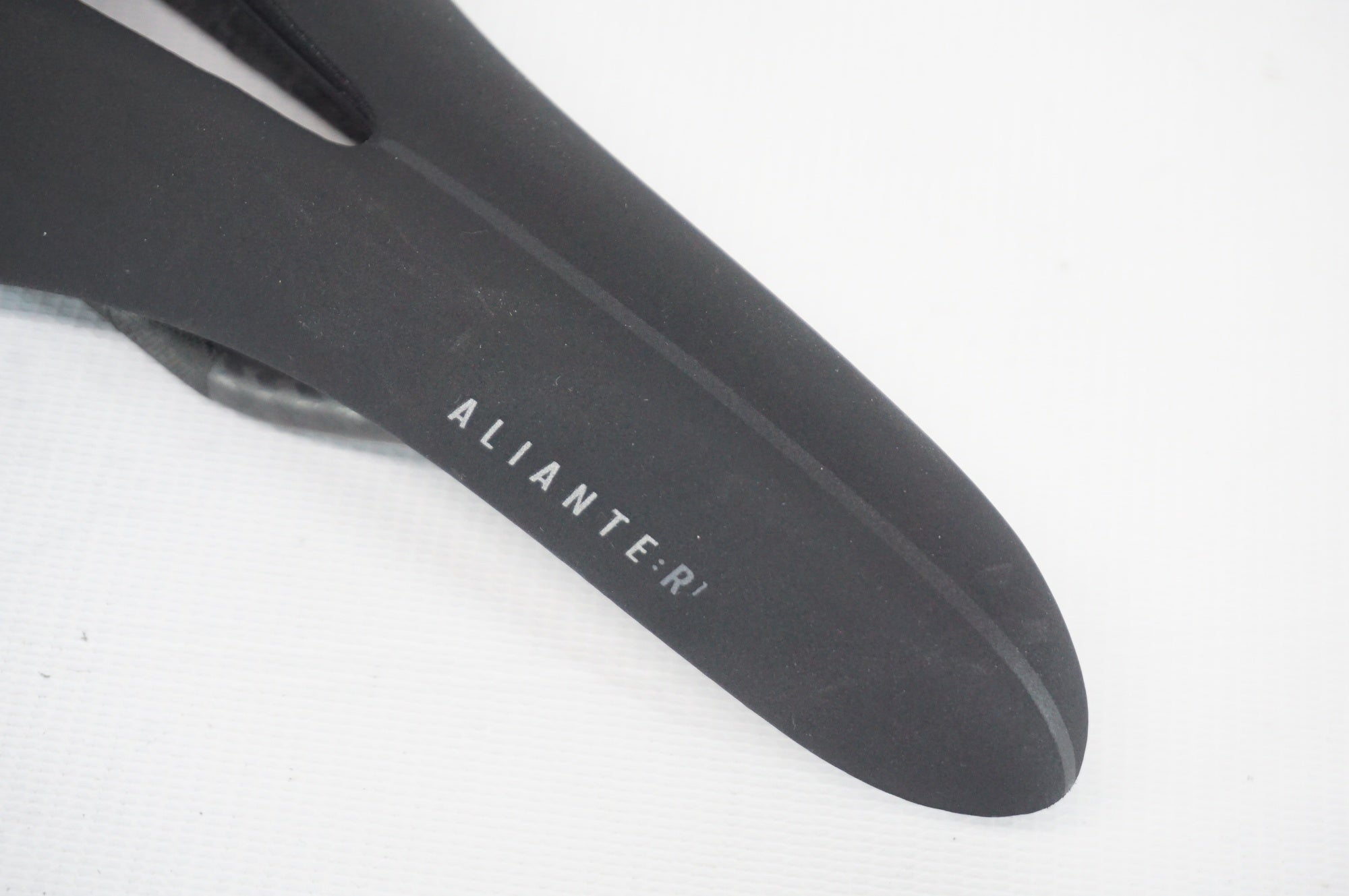 FIZIK 「フィジーク」 ALIANTE R1 OPEN サドル / 阪急塚口店
