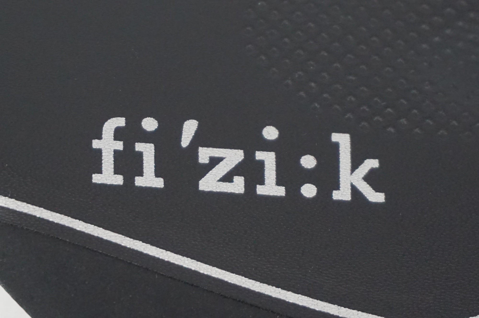 FIZIK 「フィジーク」 LUCE alloyレール サドル / 阪急塚口店