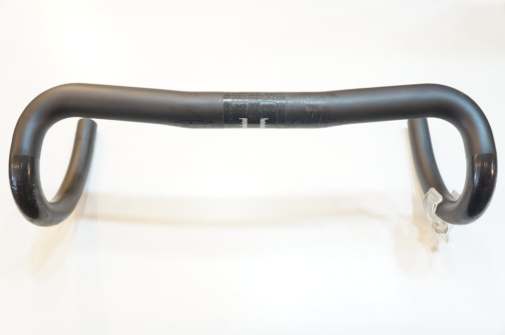 TNI 「ティーエヌアイ」 ERGO SWEEP CARBON φ31.8 390mm ハンドル