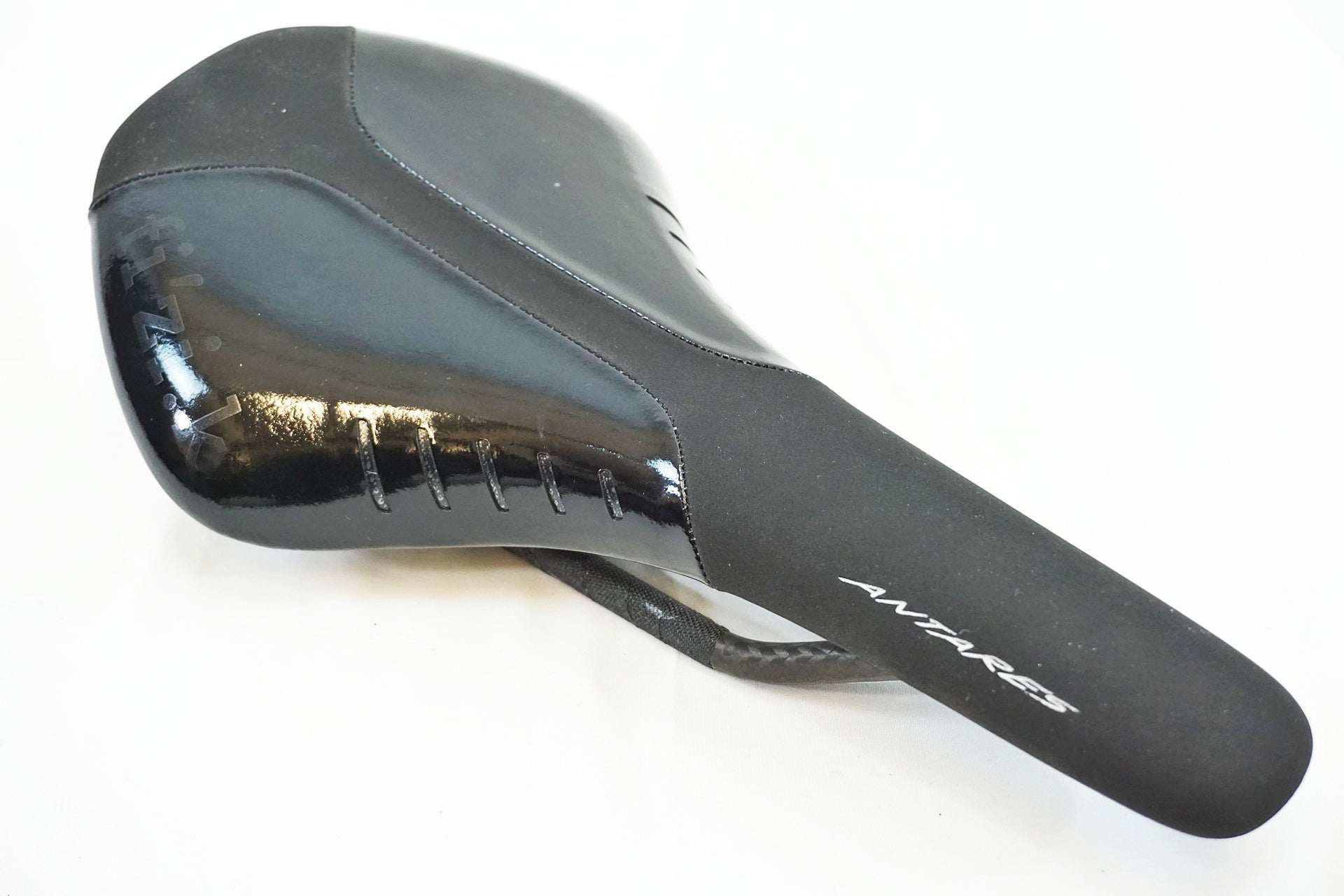 FIZIK 「フィジーク」 ANTARES R1 カーボンレール サドル / 有明ガーデン店